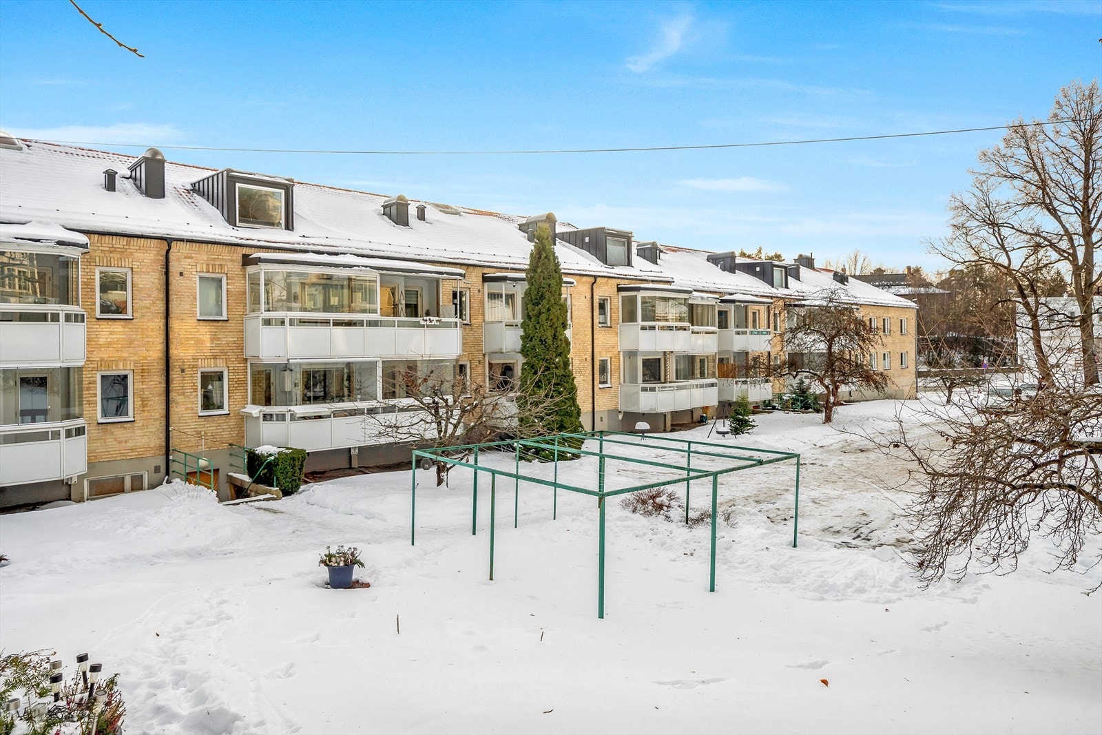 Borettslaget på vinterstid - Borettslaget fremstår som veldrevet. Galleribilde