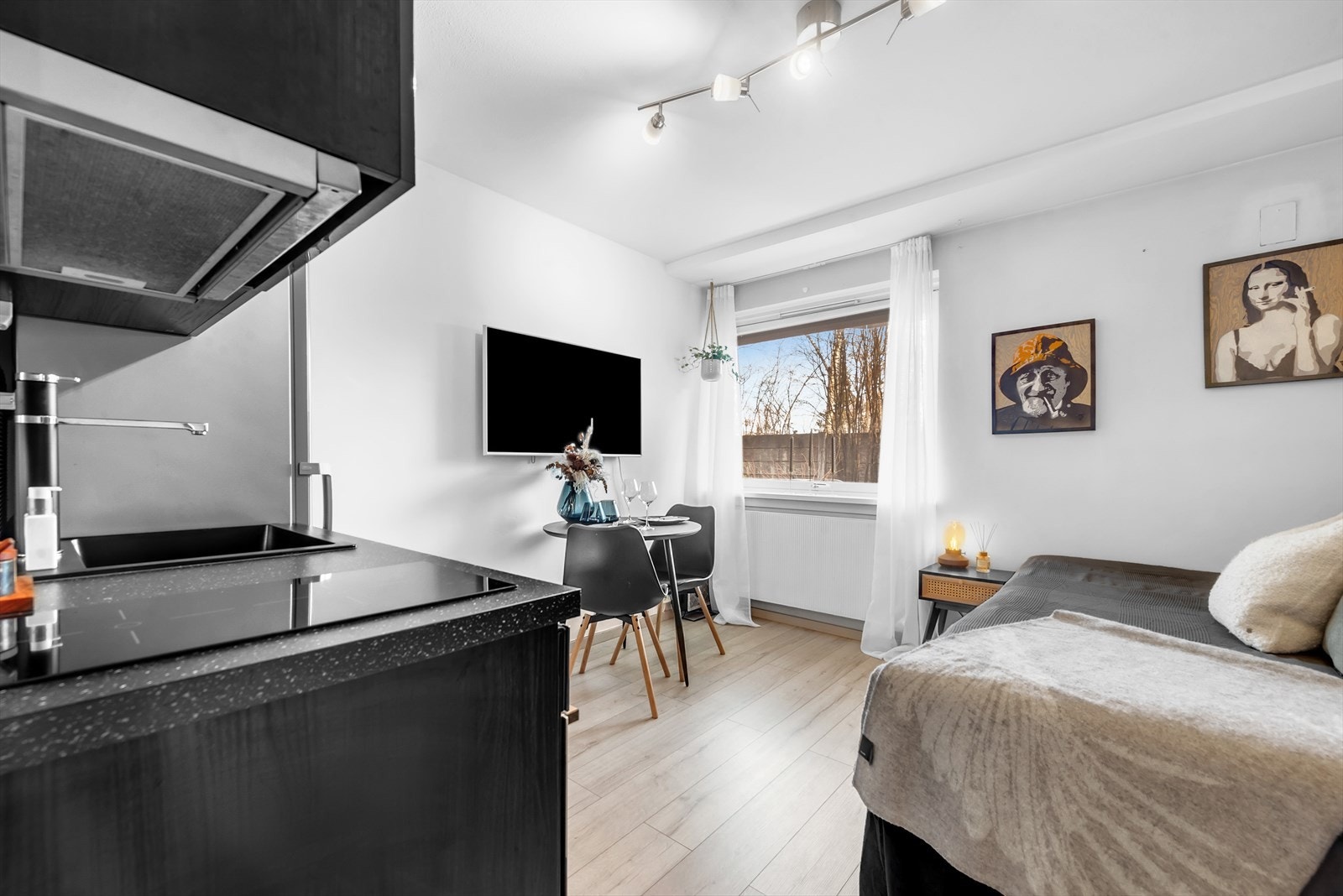 Varmtvann og fyring er inkludert i felleskostnader. Galleribilde