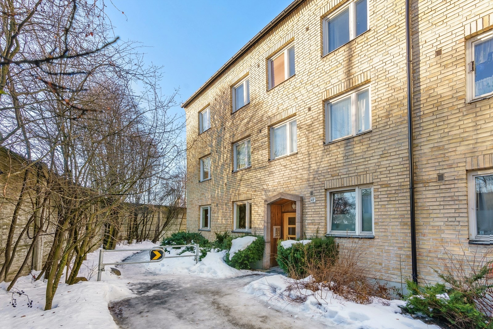 Hyggelig inngangsparti i enden av bygget. Galleribilde