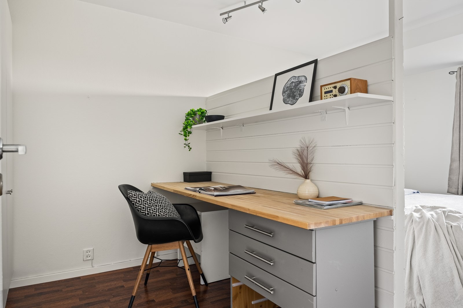 Her kan en enkelt innrede et lite kontor eller sminkebord om behov for dette. Galleribilde