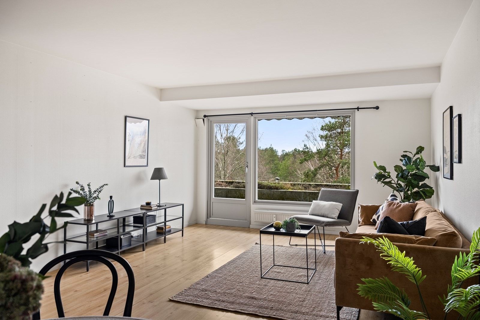 Store vindusflater gir rikelig med naturlig lysinnslipp til stuen. Galleribilde
