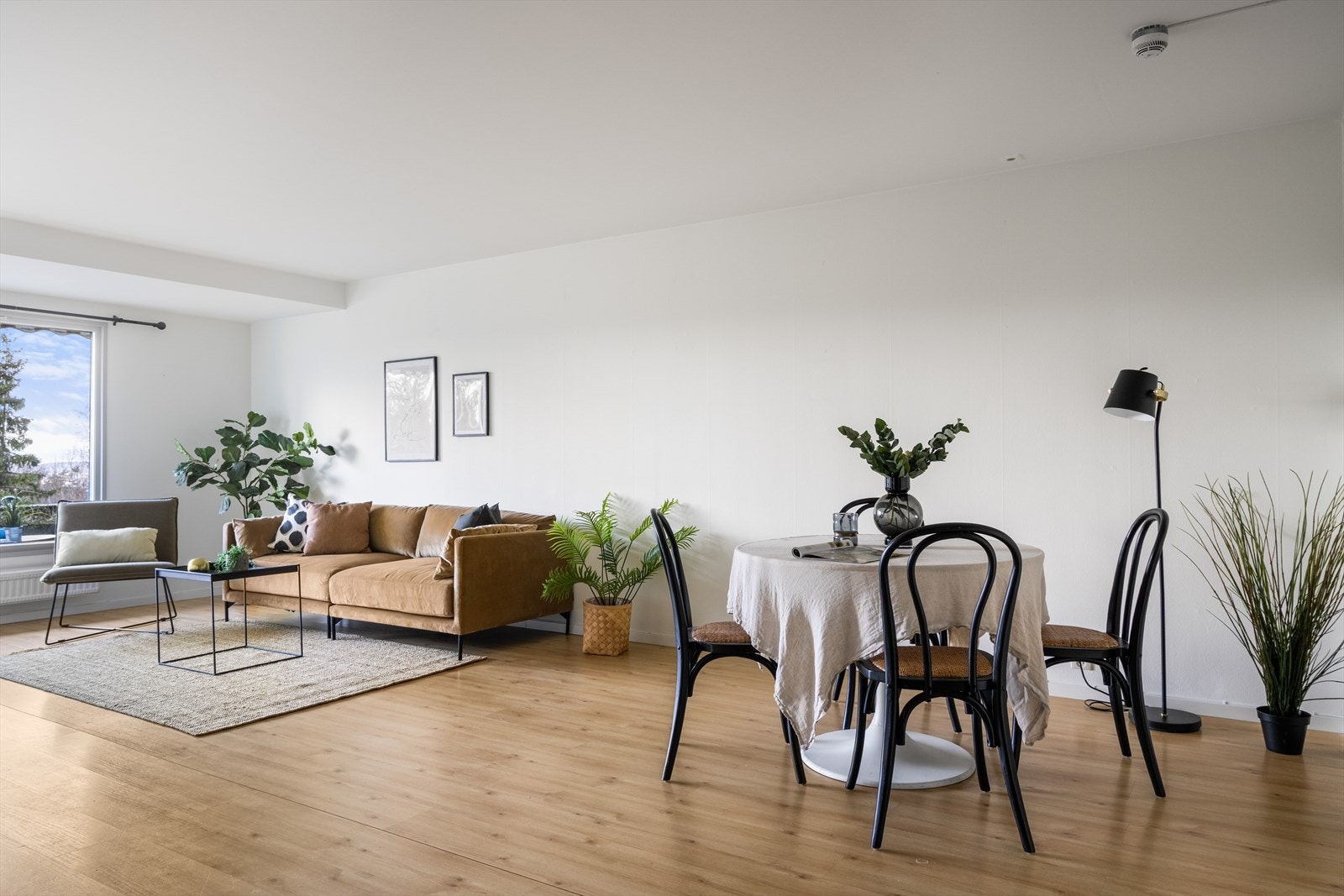 Overflater består av laminat på gulv og malte flater av panel og strie på vegger. Galleribilde