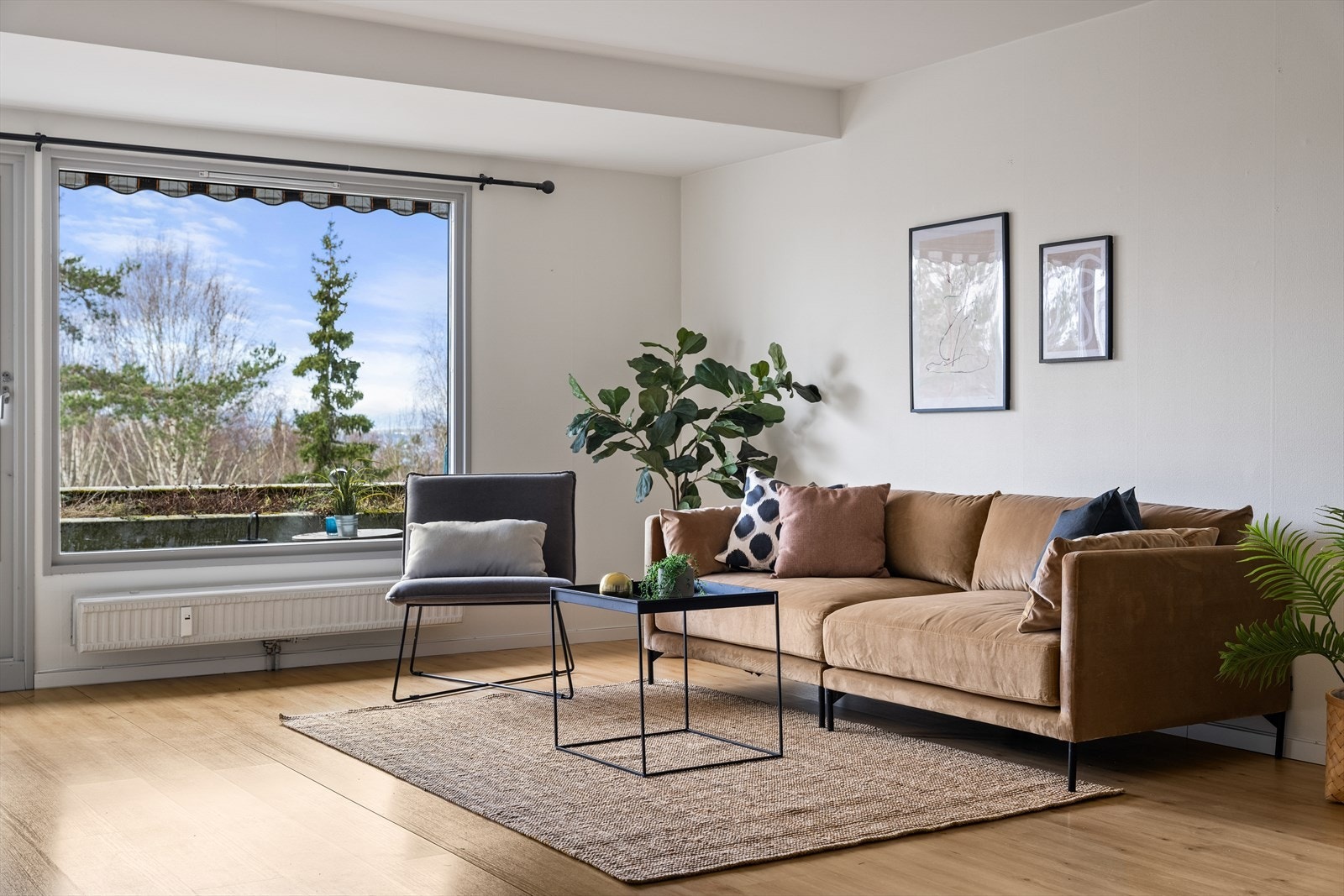 Oppvarming av boligen skjer ved fjernvarme via radiatorer i leiligheten. Galleribilde