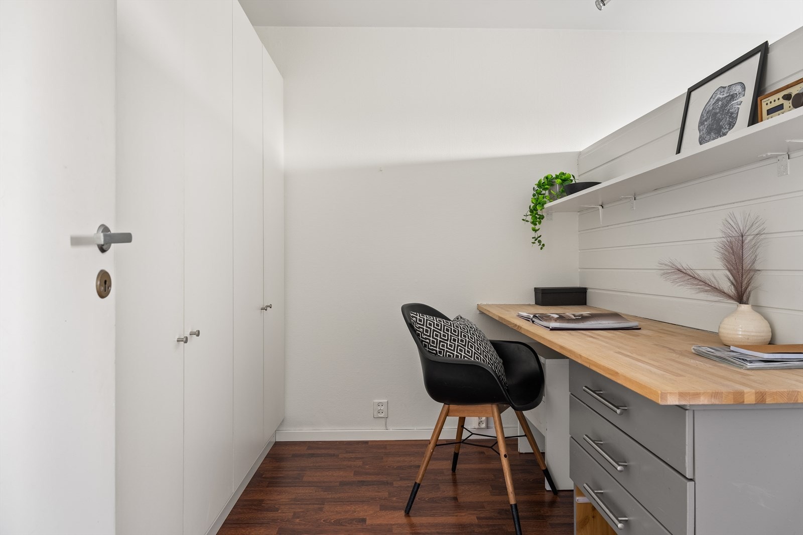 Det er også god plass til en større garderobeløsning. Skilleveggen er ikke bygget helt til taket og det er derfor gode lysforhold også i "garderobe-delen". Galleribilde