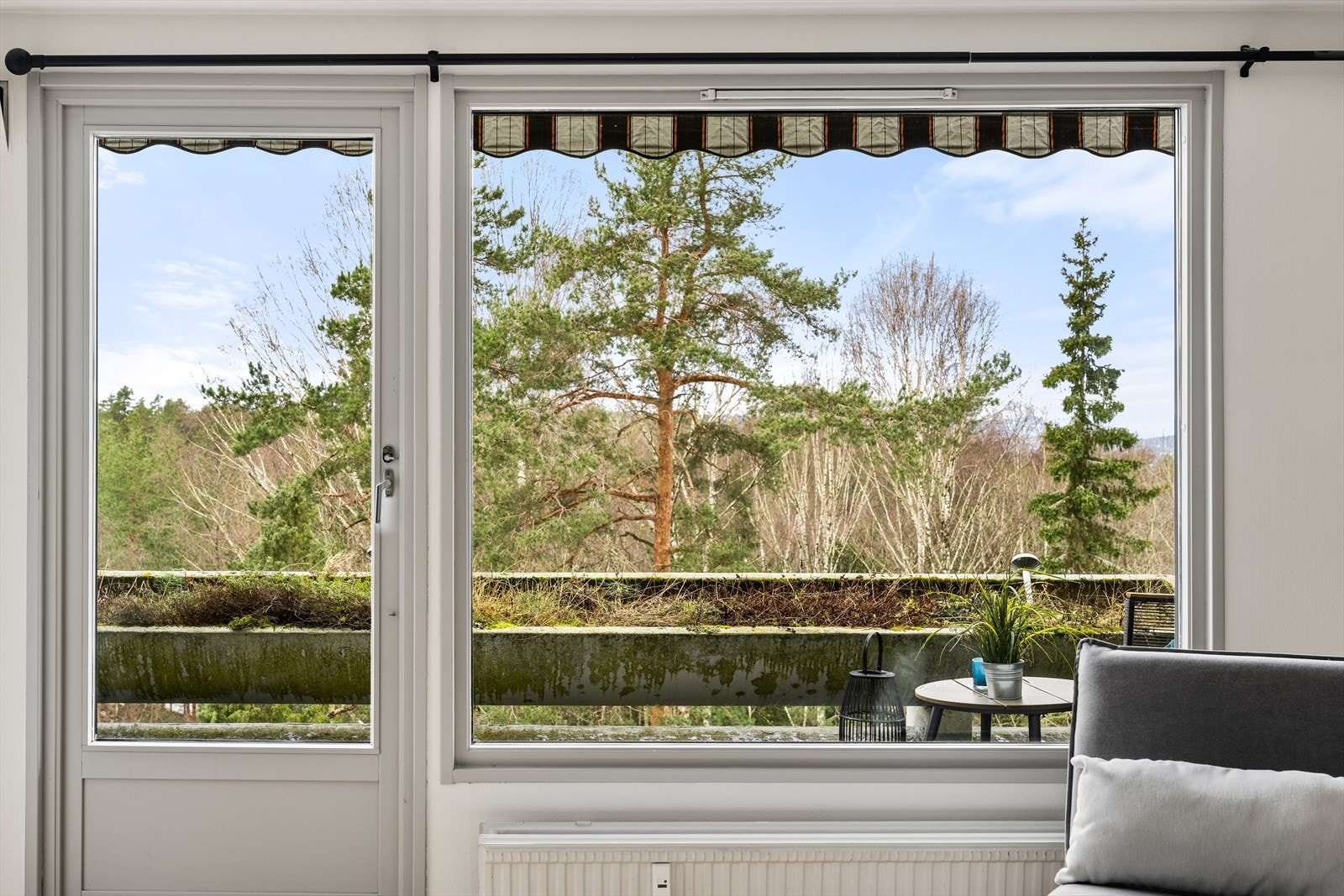 Fra stuen har du adkomst til balkongen. Leiligheter ligger i 1. etasje med har lite innsyn og fri utsikt mot naturen. Galleribilde
