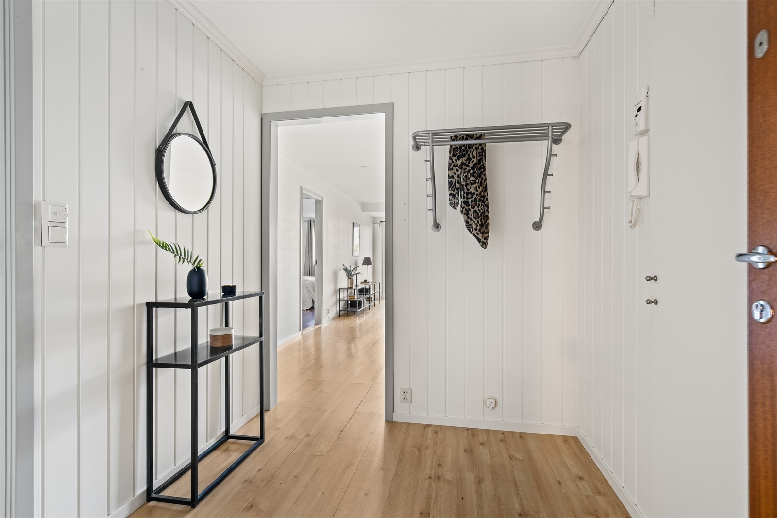 Entréen har god plass til oppbevaring av yttertøy og sko. Galleribilde