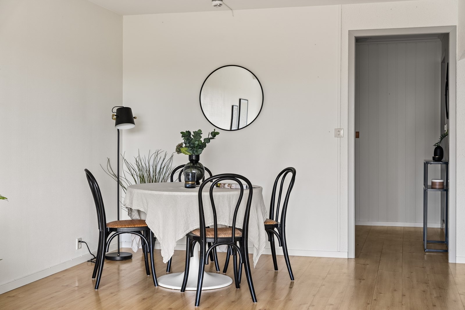 Stuen har videre god plass til å innrede en større spisegruppe med god plass til hyggelig besøk. Galleribilde