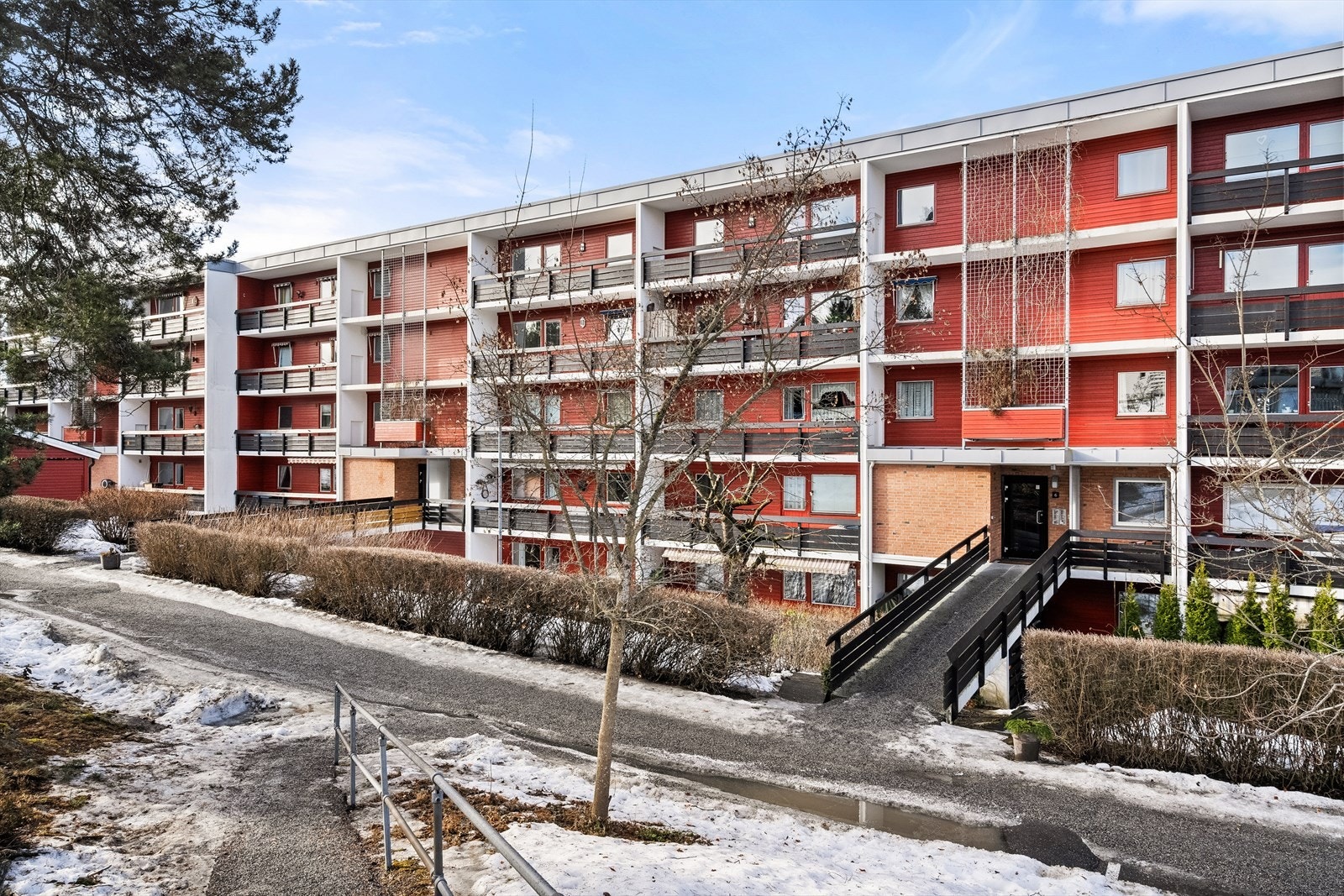 Fasade. Borettslaget består av totalt 300 boenheter, 140 blokk-leiligheter og 160 rekkehus. Galleribilde