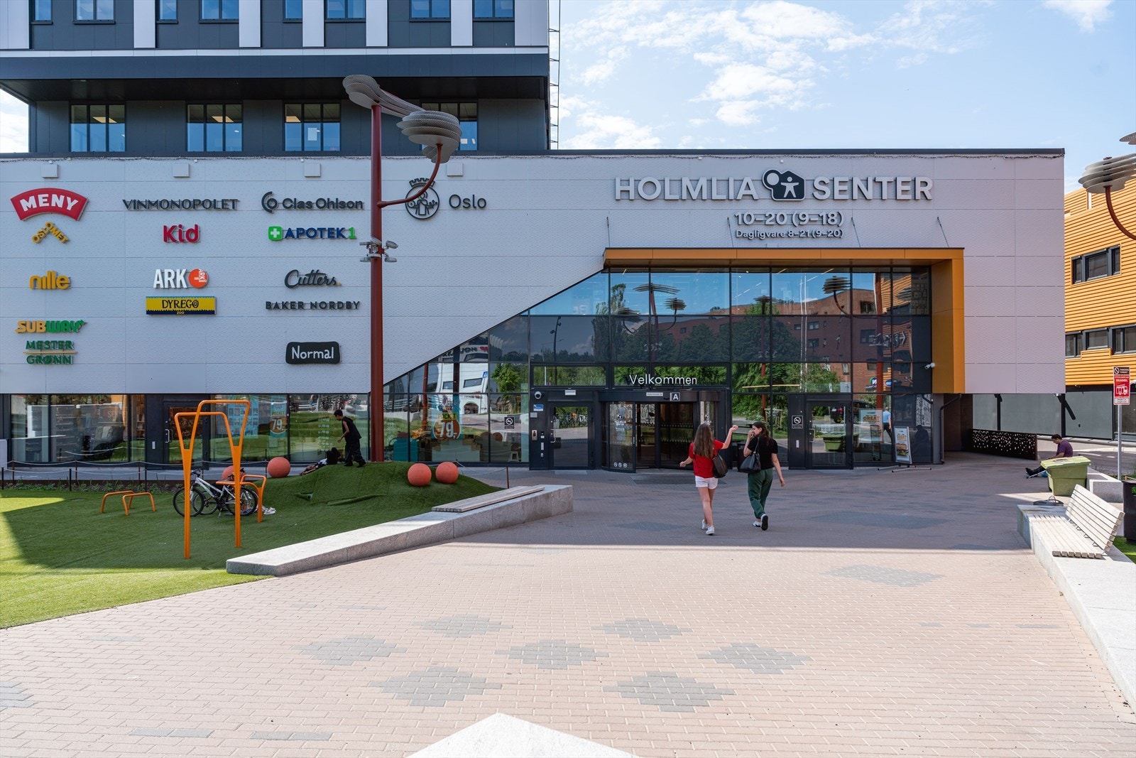 Det er fra leiligheten kort vei til Holmlia senter med et godt utvalg av dagligdagse servicetilbud. Galleribilde