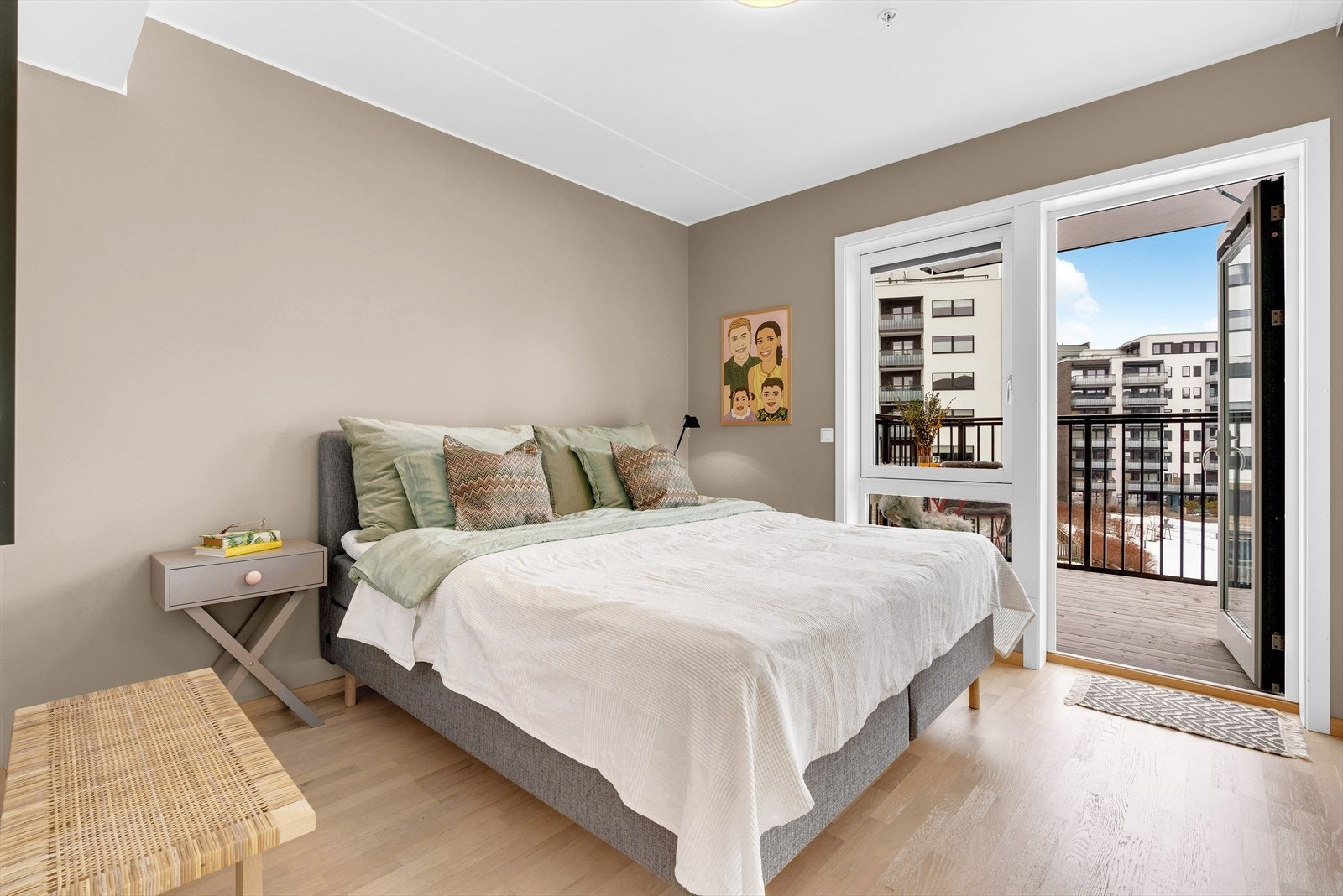 Leilighetens hovedsoverom med god plass til dobbeltseng. Skyvedørsgarderobe med generøs lagringsplass. Utgang til leilighetens andre balkong. Balkongen er nordøstvendt, og på ca. 5 m². Galleribilde