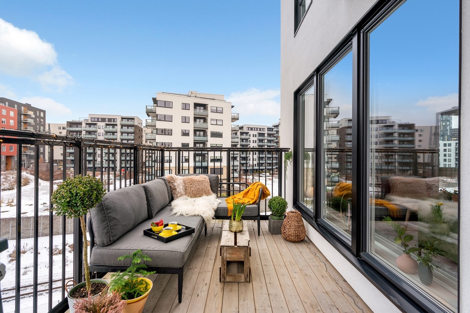 Utgang fra stue til romslig balkong på ca. 10 m² med plass til sittegruppe. Her kan du nyte ettermiddag- og kvelddsolen Galleribilde