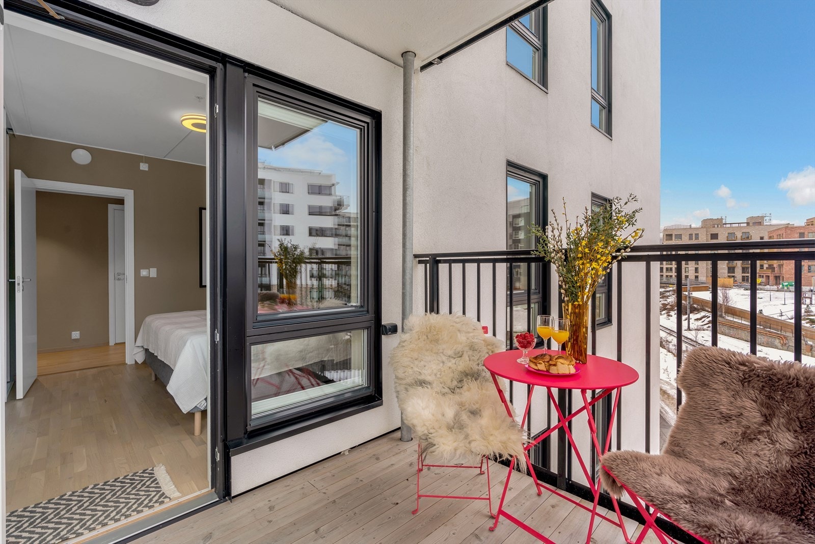 Utgang til leilighetens andre balkong. Balkongen er nordøstvendt, og på ca. 5 m² Galleribilde