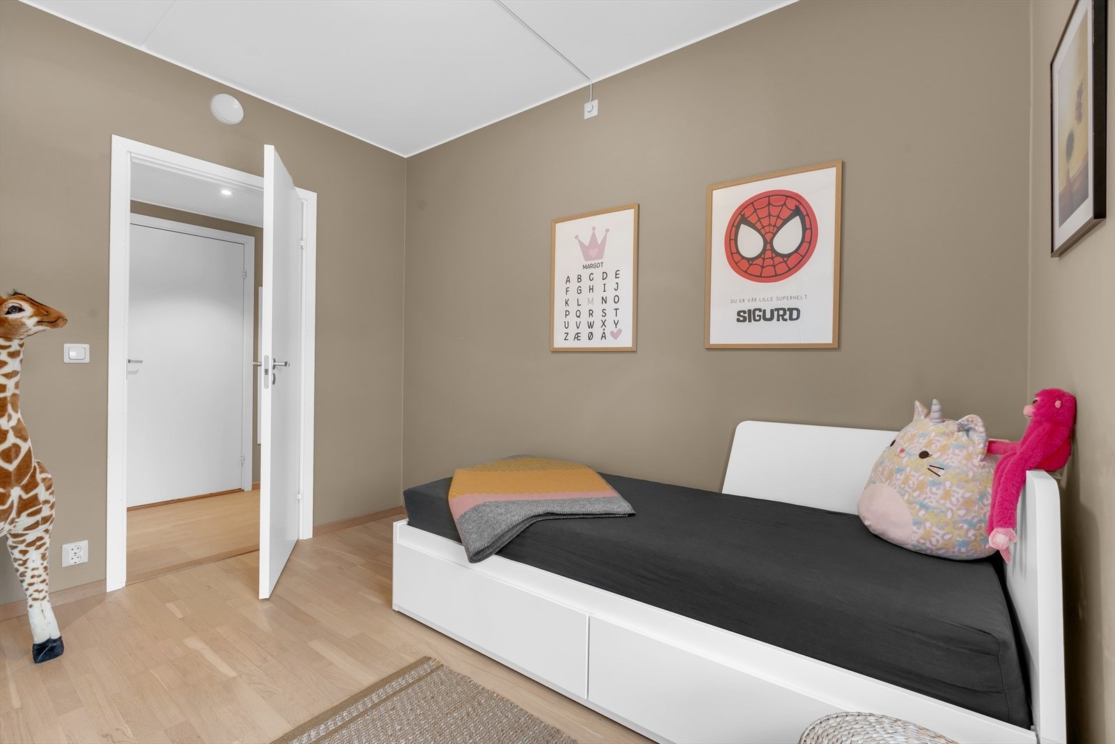 Romslig soverom med stor skyvedørsgarderobe som også benyttes som bod Galleribilde