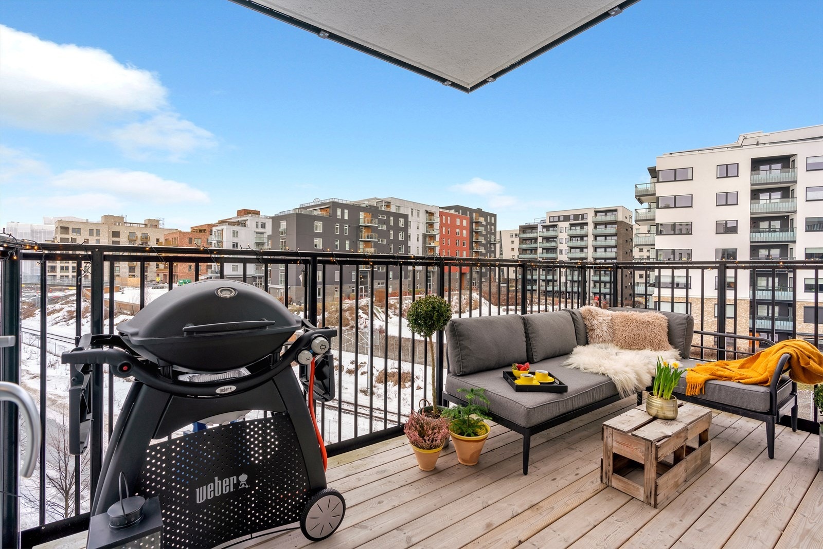 Utgang fra stue til romslig balkong på ca. 10 m² med plass til sittegruppe. Her kan du nyte ettermiddag- og kvelddsolen Galleribilde