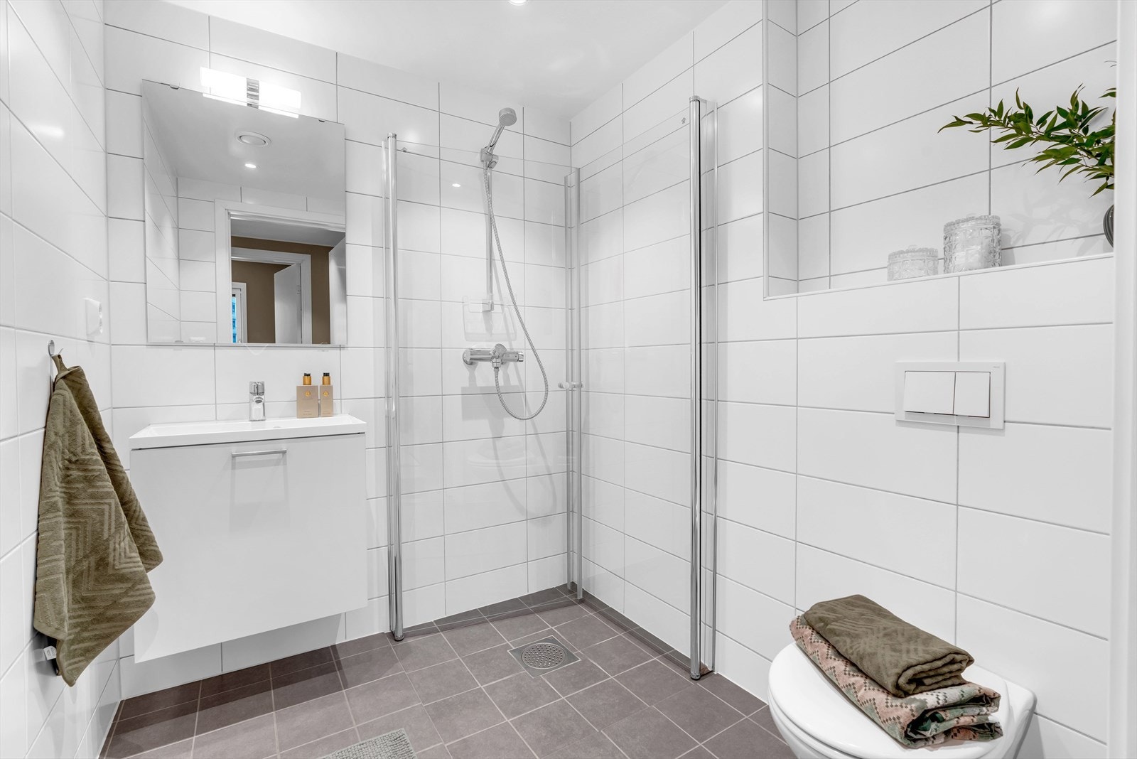 Lyst og flott bad med downlights i tak og vannbåren gulvvarme Galleribilde
