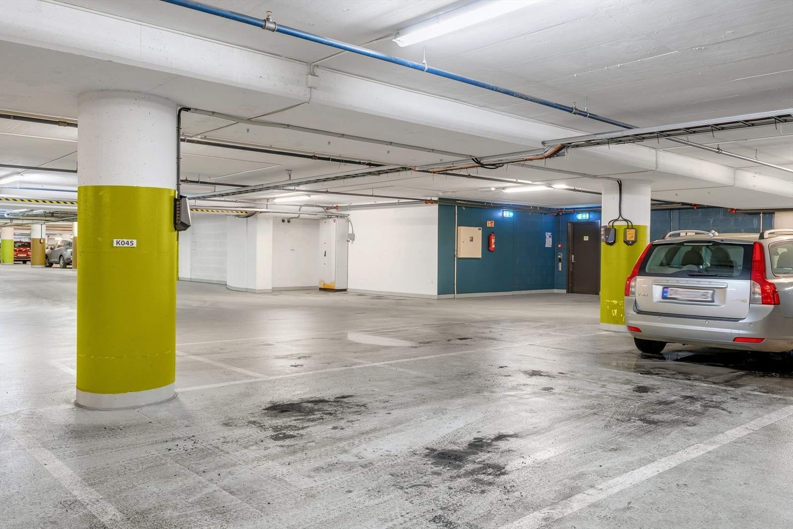 Medfølgende garasjeplass med elbil-lader og bod i kjeller Galleribilde