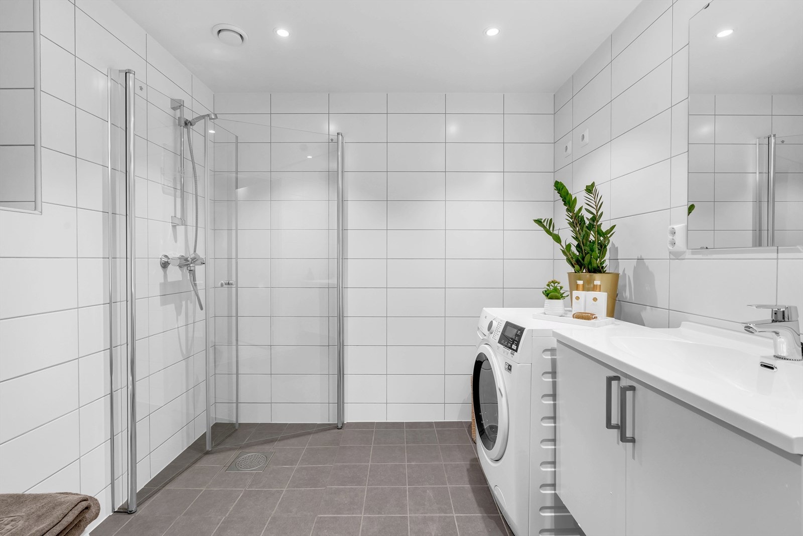 Leiligheten har to romslige bad med adkomst fra gang. Delikat bad med lyse fliser. Downlights i tak og vannbåren gulvvarme Galleribilde