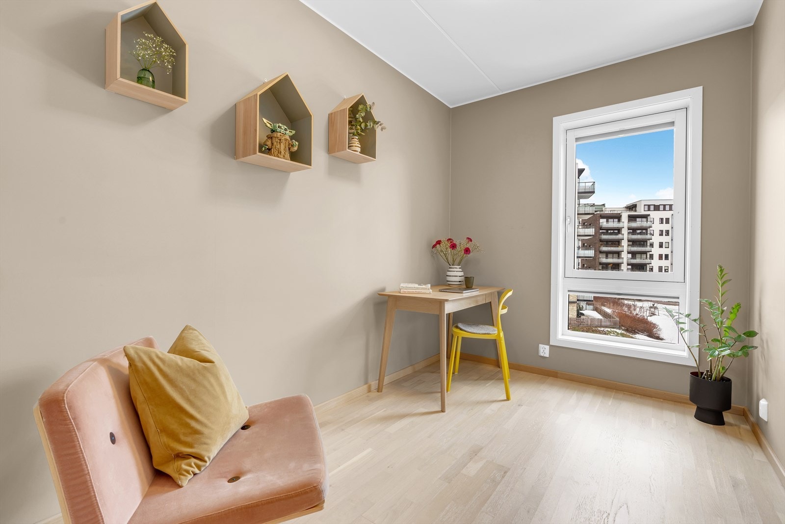 Soverom i tilknytning til stue og kjøkken. Soverommet har plassbesparende skyvedør. Rommet har mange bruksmuligehter, helt supert som kontor, men kan også fint benyttes til barnerom, gjesterom etc. Galleribilde
