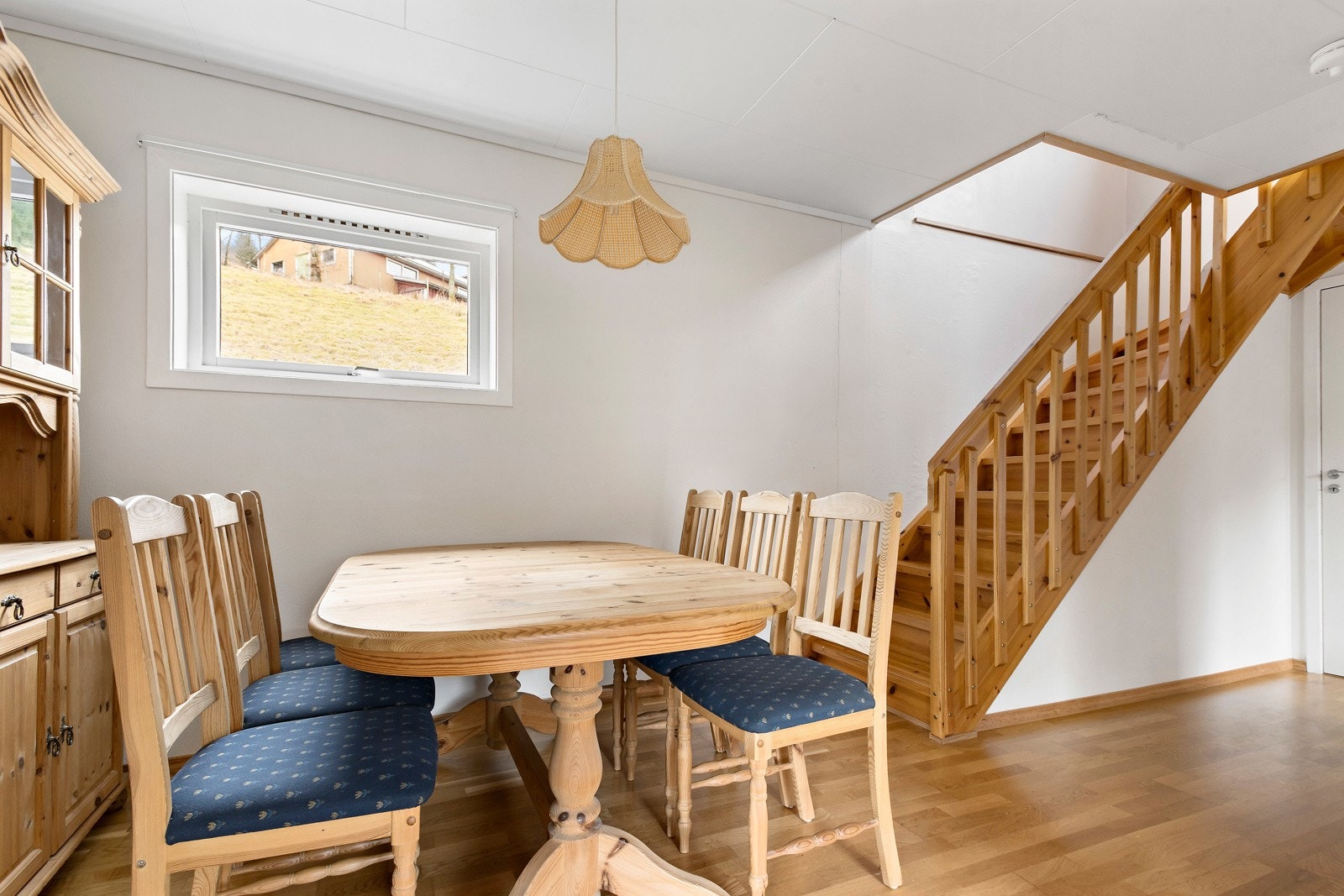 Frå entré kjem ein vidare inn i hall/trapperom Galleribilde