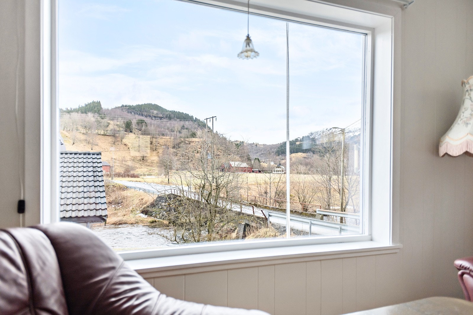 Utsikt til elva og fjella kring Galleribilde