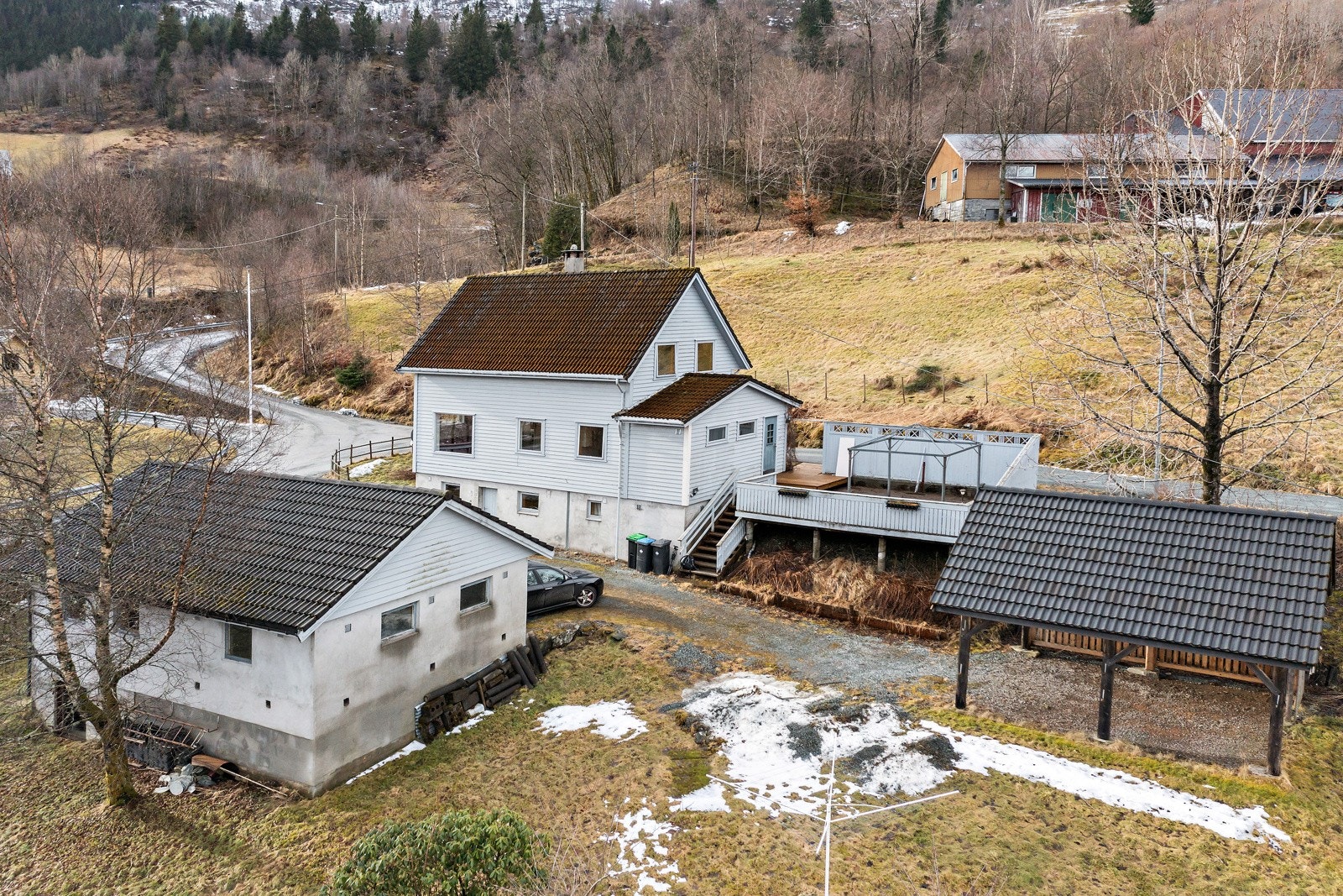 Koseleg tun med garasje, carport og stor terrasse Galleribilde