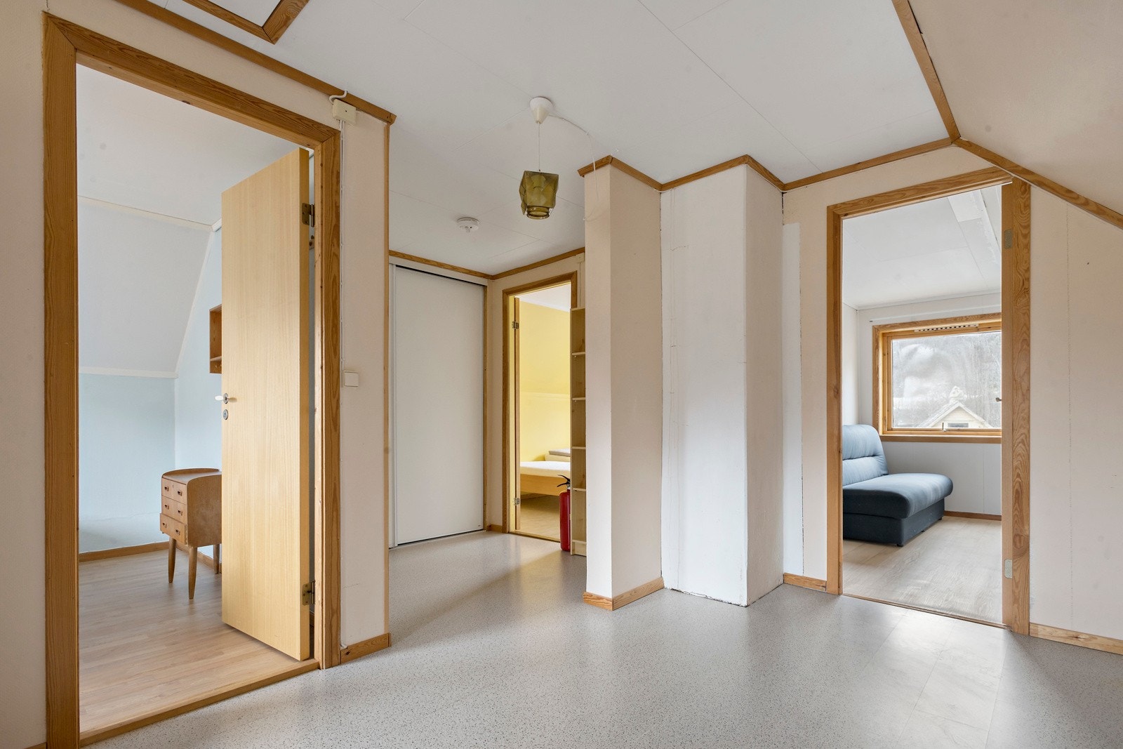 Frå gangen er det tilkomst til 3 soverom Galleribilde