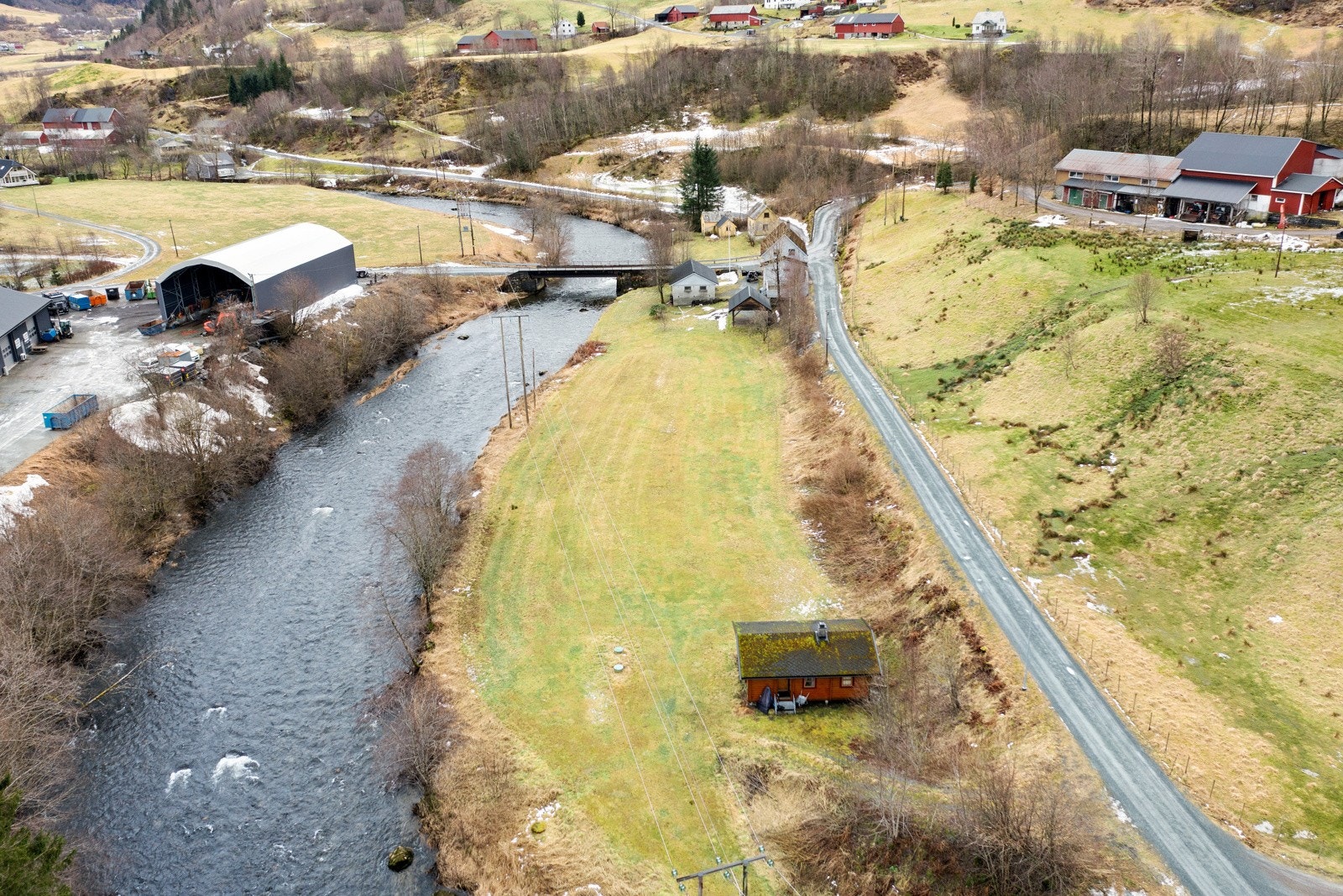 Eigedomen strekk seg langs elvebredda og litt forbi hytta Galleribilde