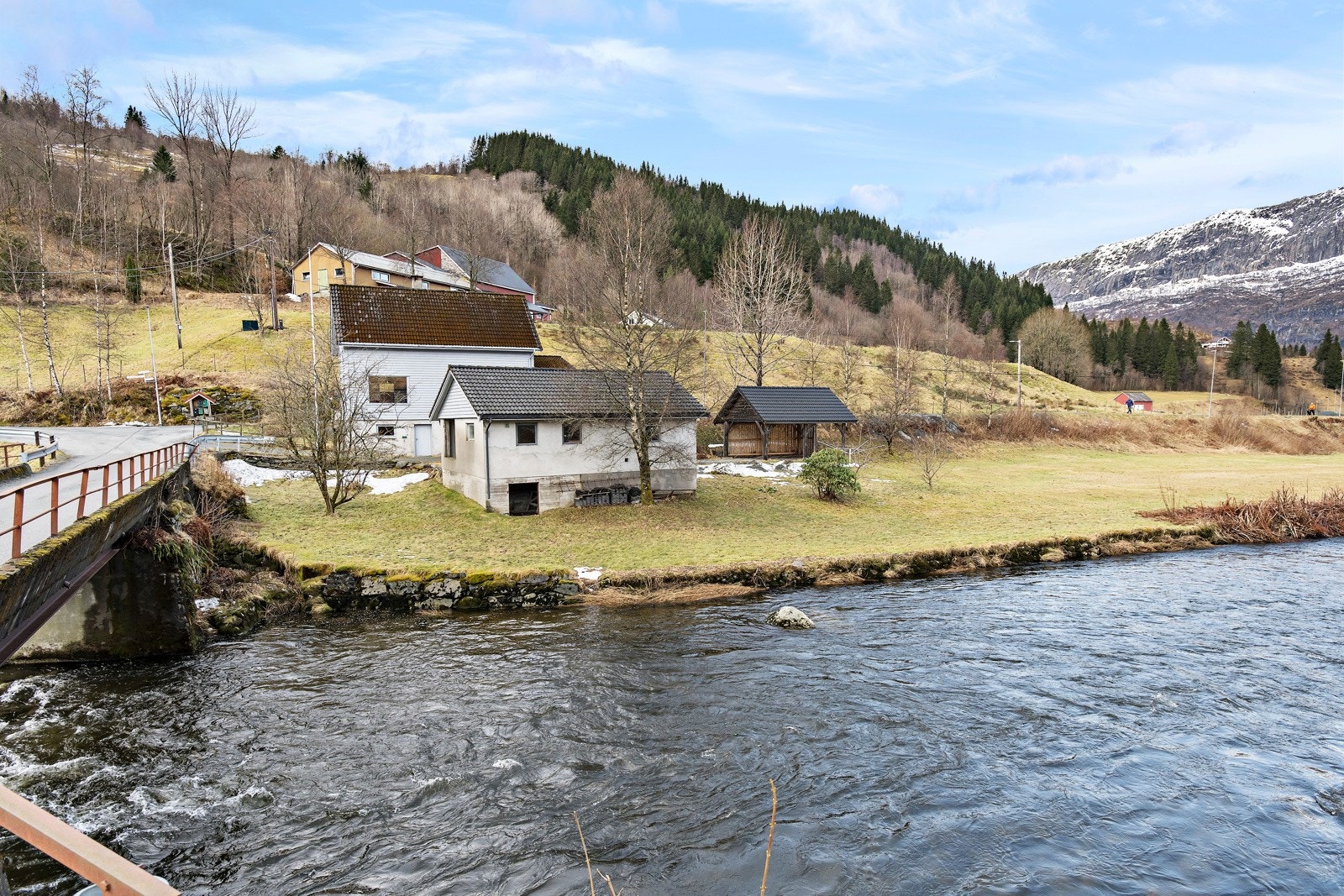 Eigedomen er flott plassert like ved Dalselva kor ein også har fiskerett Galleribilde