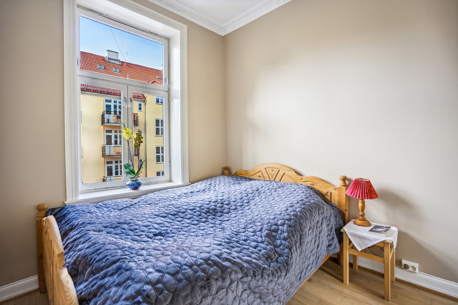 Soverom av god størrelse malt i en lun og fin farge. Galleribilde