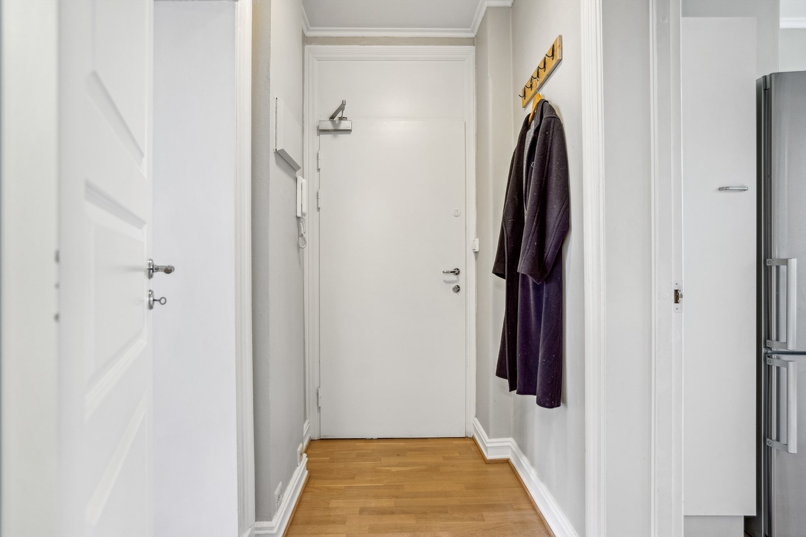 Innbydende entré som gir et godt førsteinntrykk av leiligheten. Galleribilde