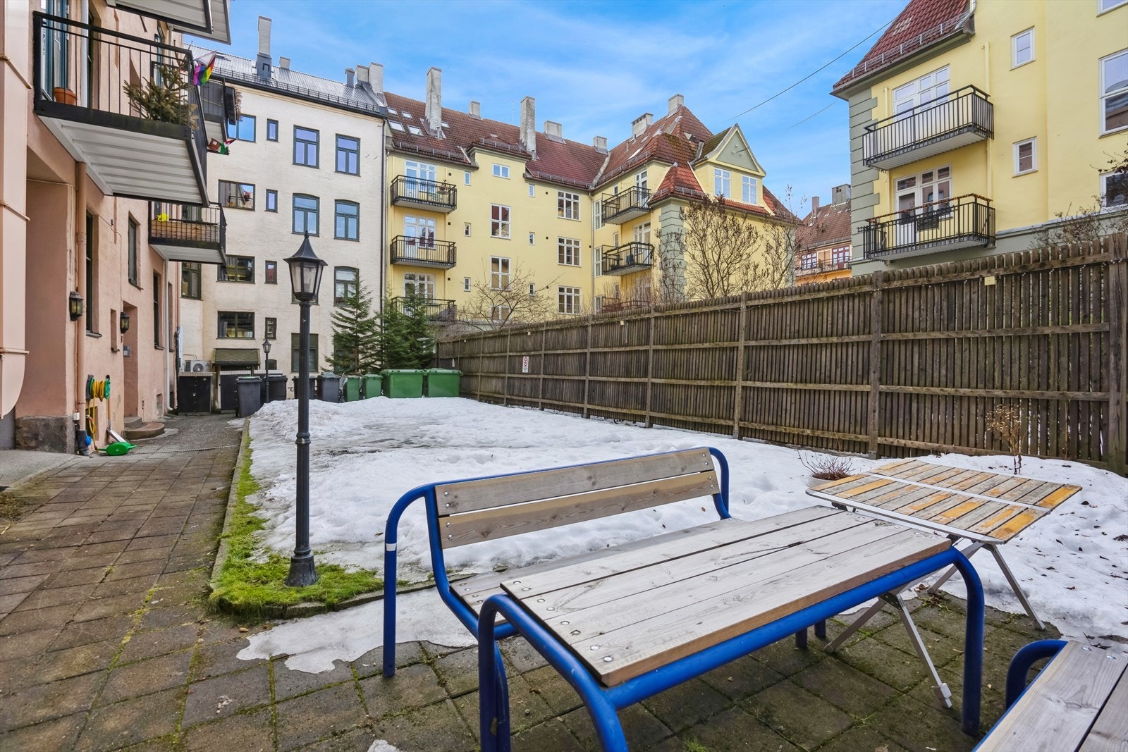 Hyggelige sittegrupper i bakgården. Galleribilde