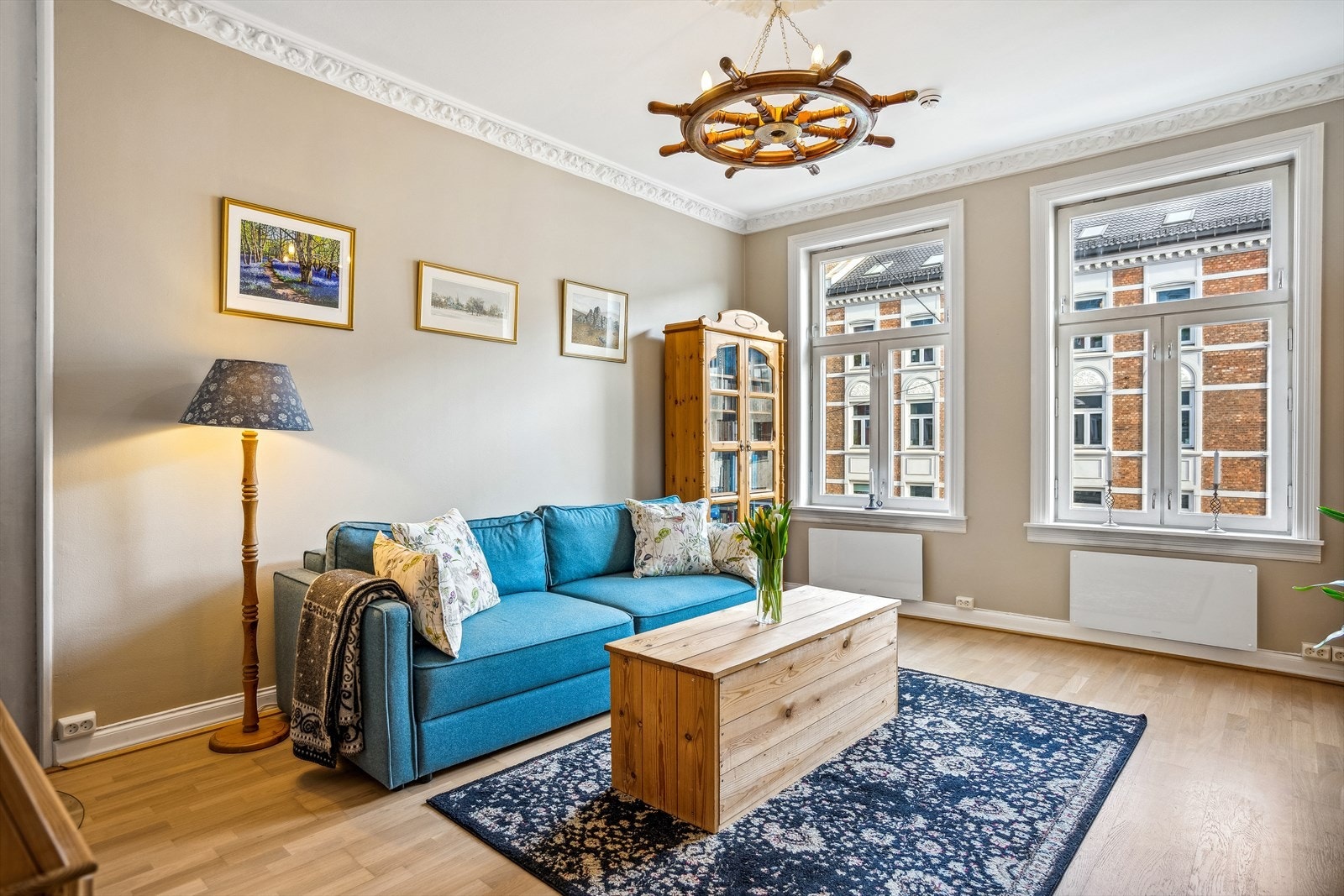 Boligen har flotte, klassiske detaljer som god takhøyde, stukkatur, rosett og store vindusflater med dype karmer. Galleribilde