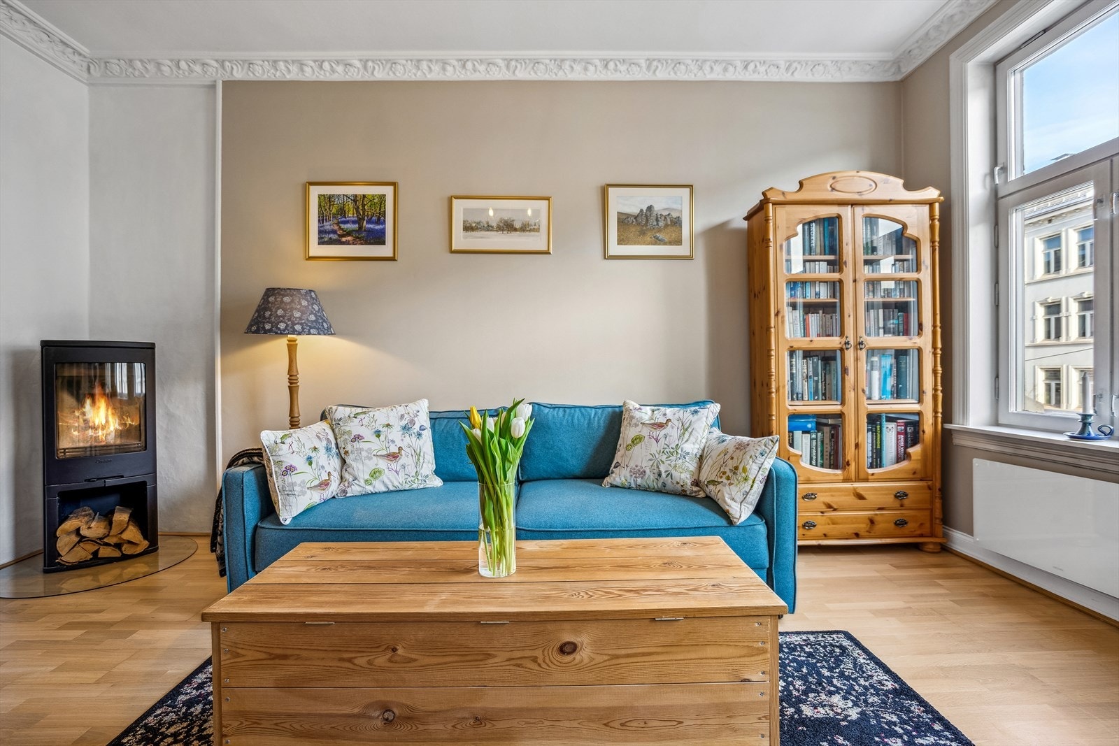 Stuen lar seg enkelt møblere med spisestue, sofagruppe og mediemøbler. Galleribilde