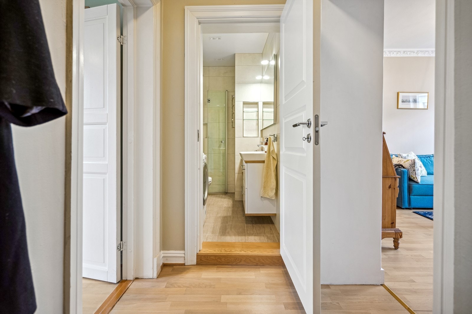 Plass til oppheng av yttertøy og dørcalling som gjør det enkelt å slippe inn gjester fra gateplan. Galleribilde