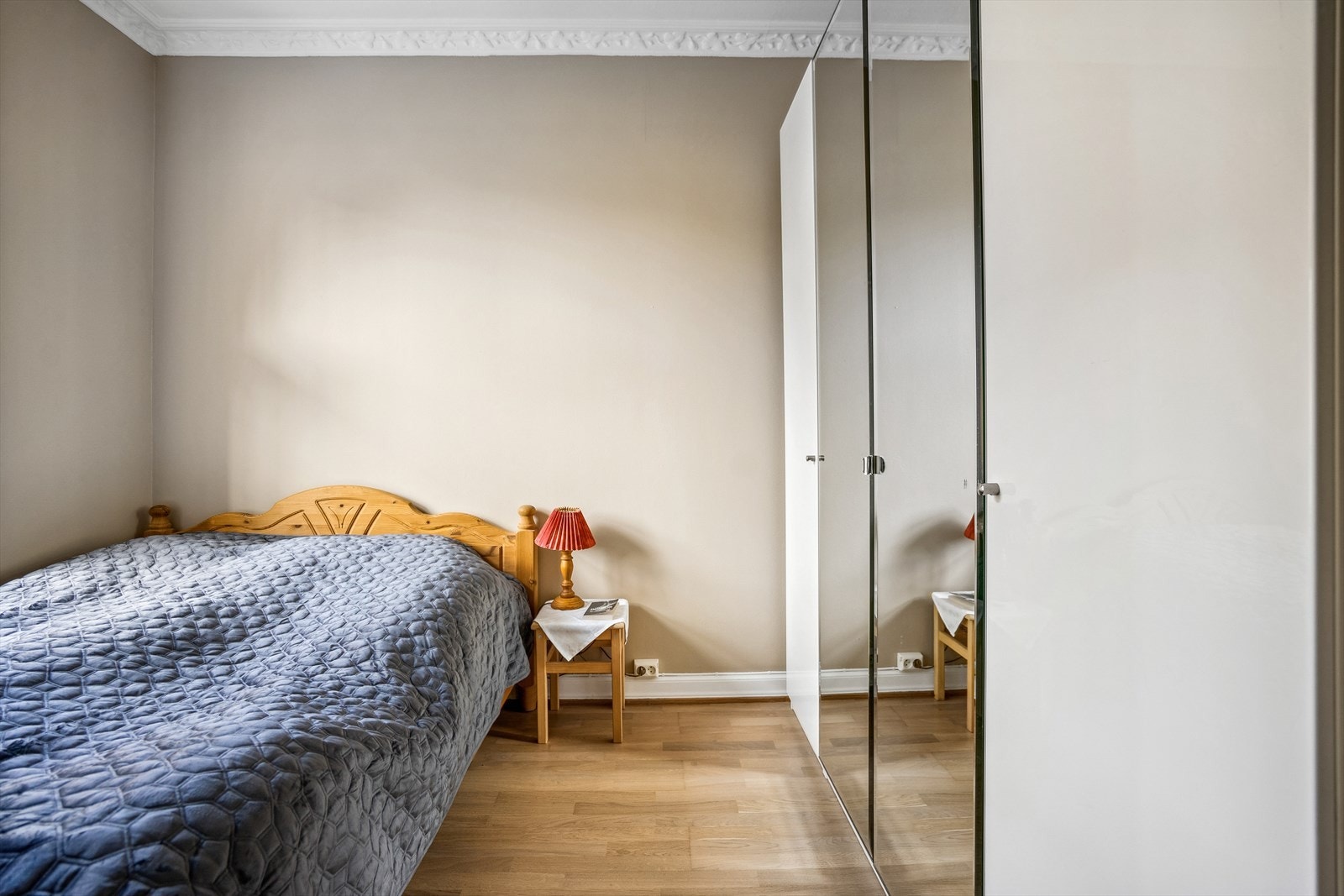 Rommet lar seg enkelt møblere med dobbeltseng, nattbord og garderobeløsning. Galleribilde