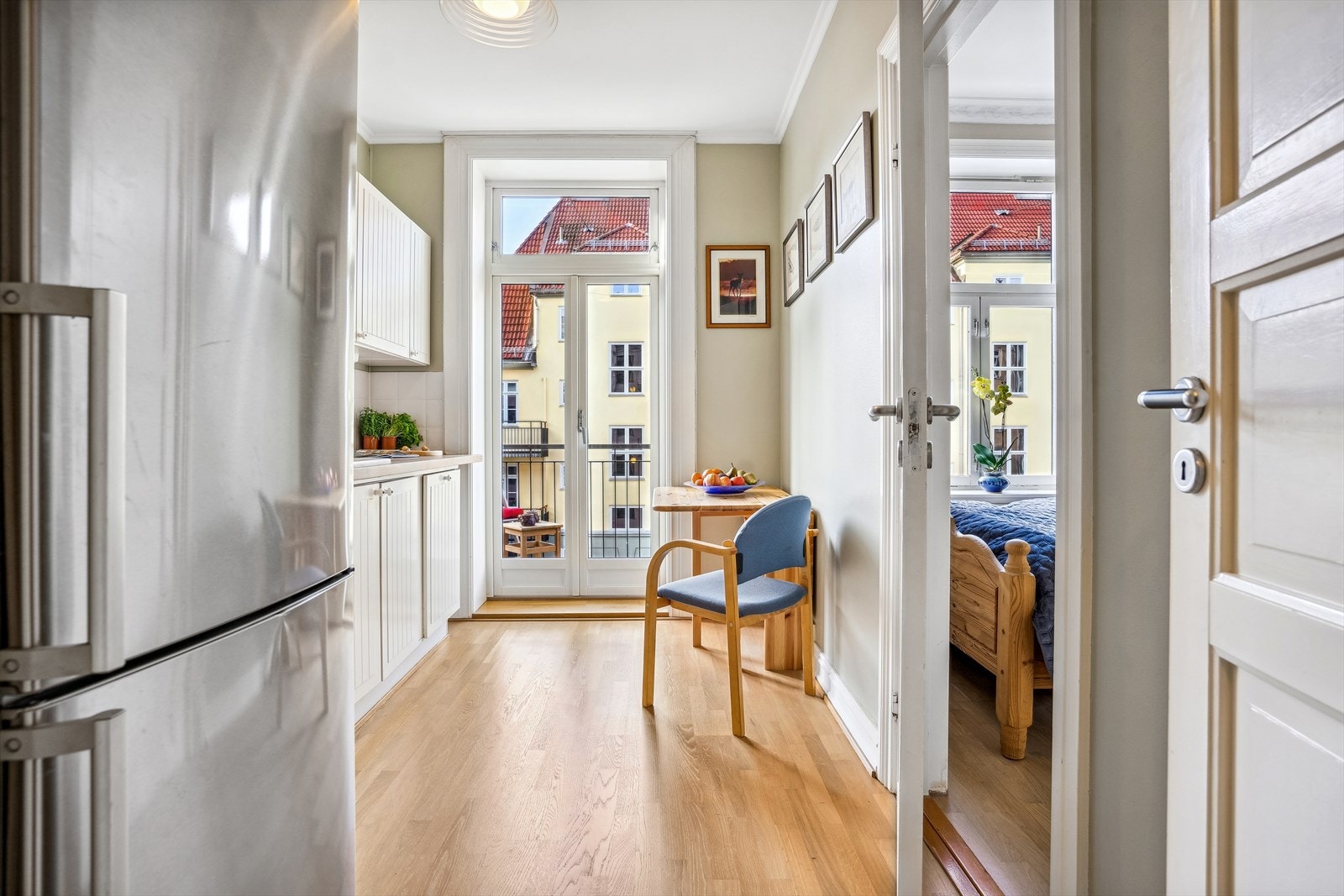 Plass til et lite spisebord på kjøkkenet. Galleribilde