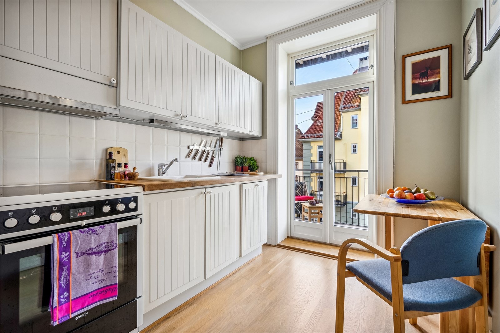 Lyst og separat kjøkken med god skap- og benkplass. Galleribilde