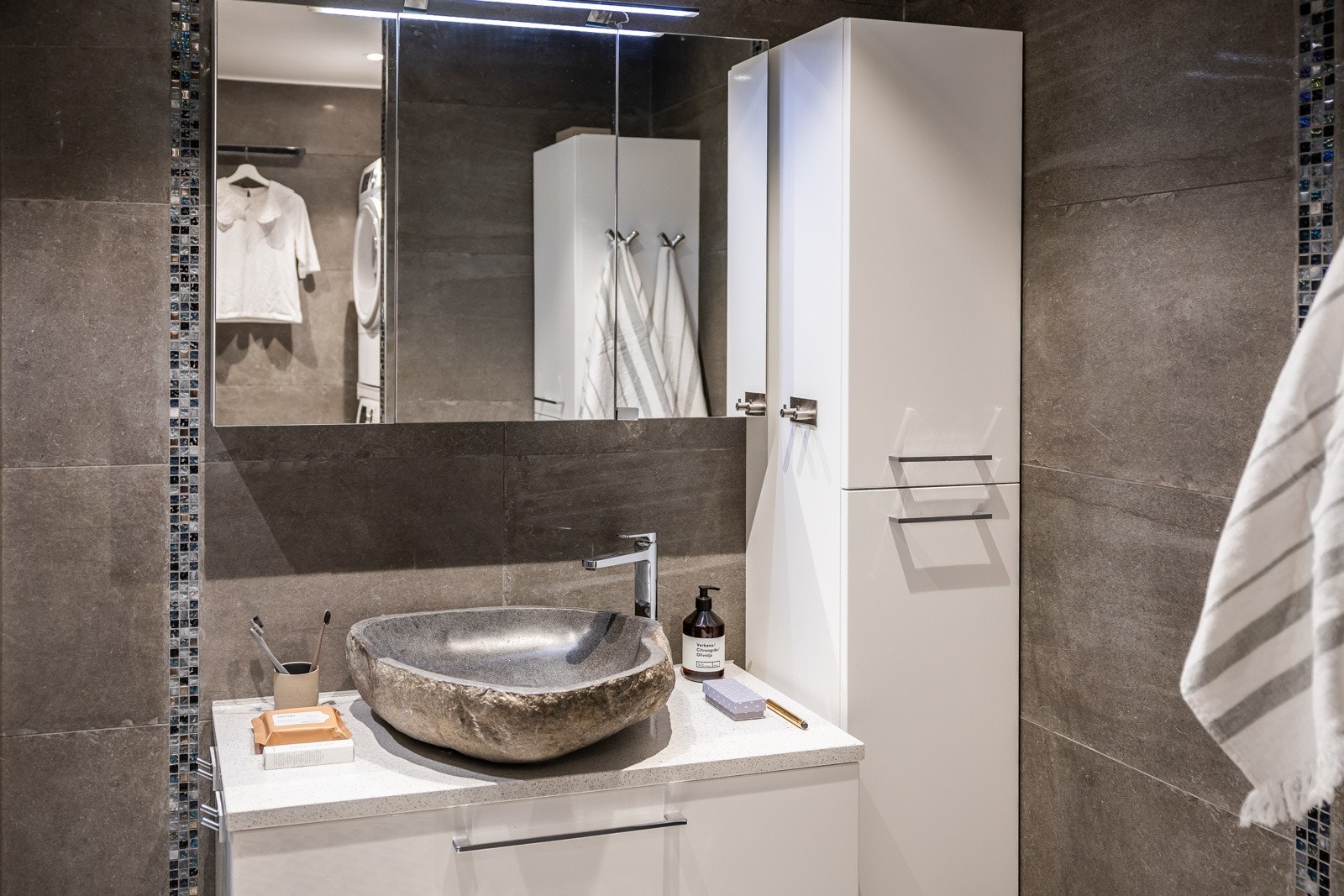 Delikat og innbydende bad i 1. etasje Galleribilde