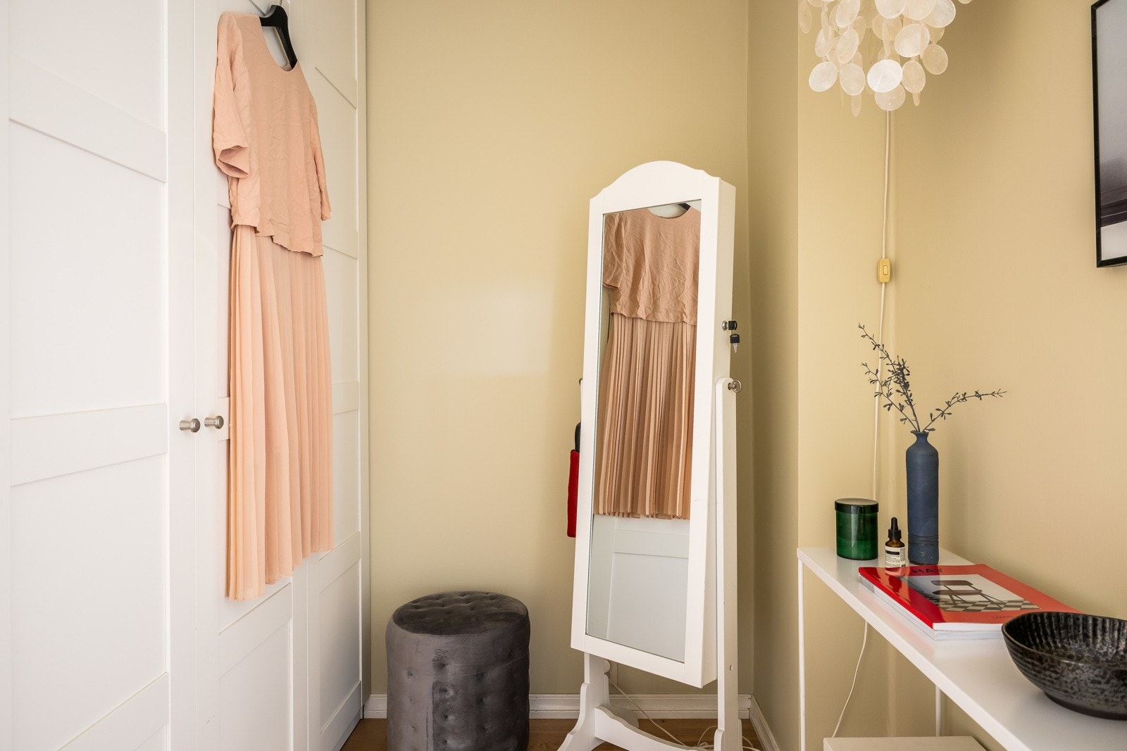 Garderobe på hovedsoverom Galleribilde