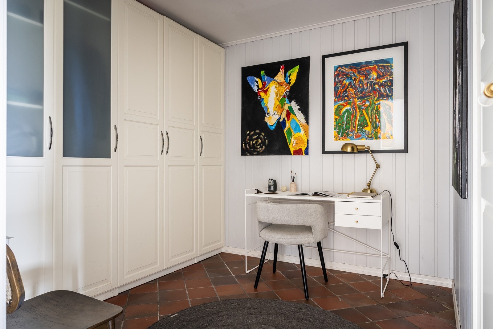 Boligen har en flott hall med god skapplass og mulighet for kontor Galleribilde