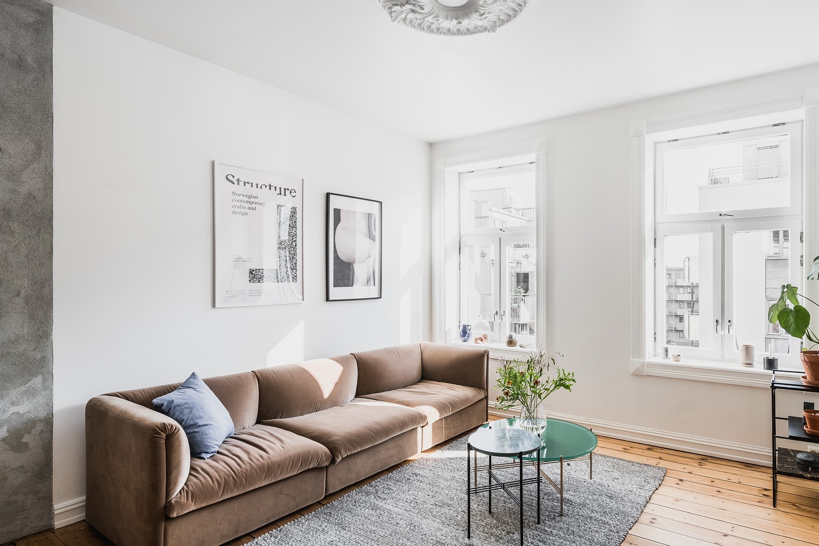 Stuen har et snev av klassisk atmosfære, med en dekorativ rosett i himlingen., rikelig med dagslys. Galleribilde