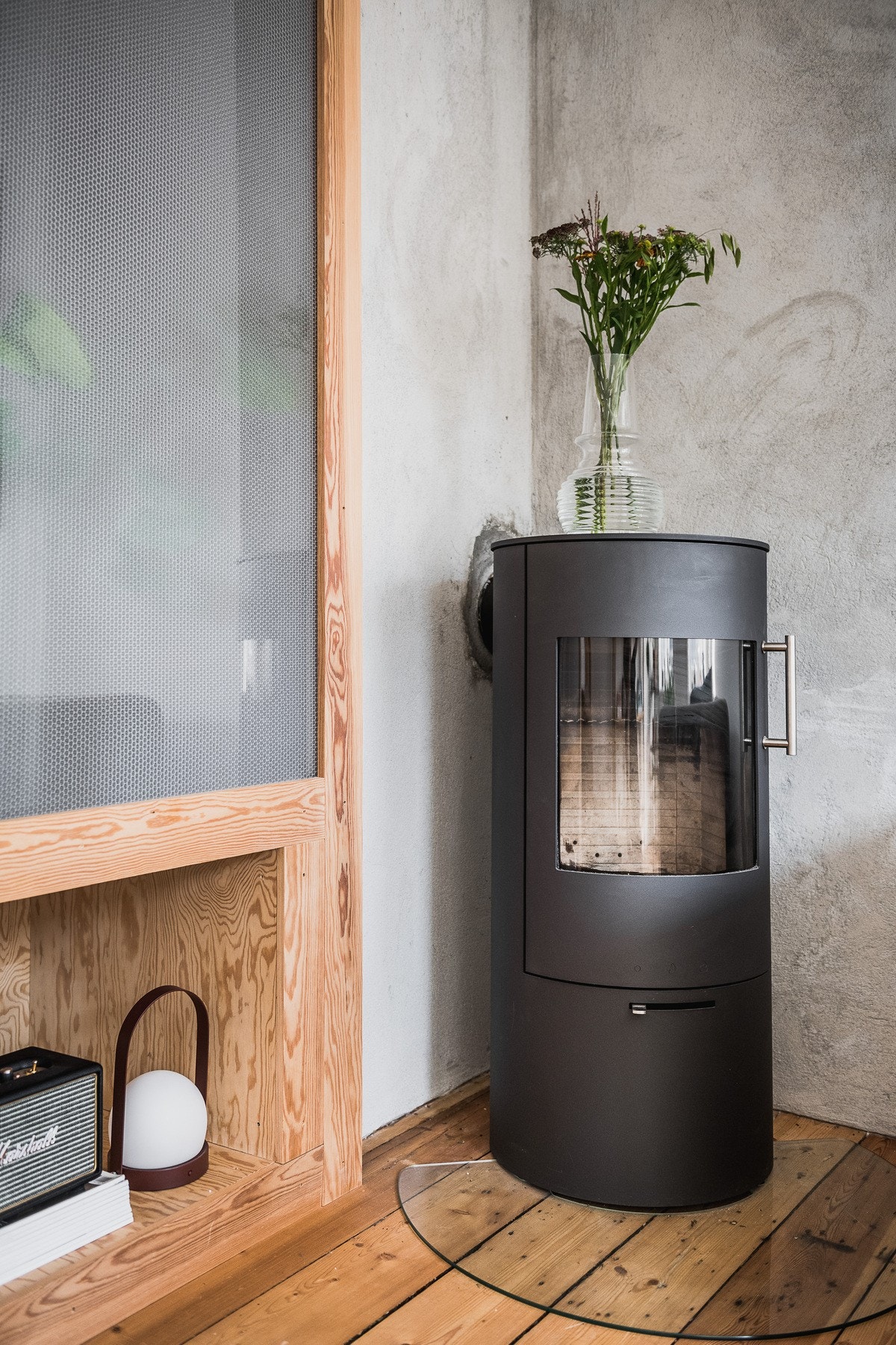 Lun og koselig peisovn. Galleribilde