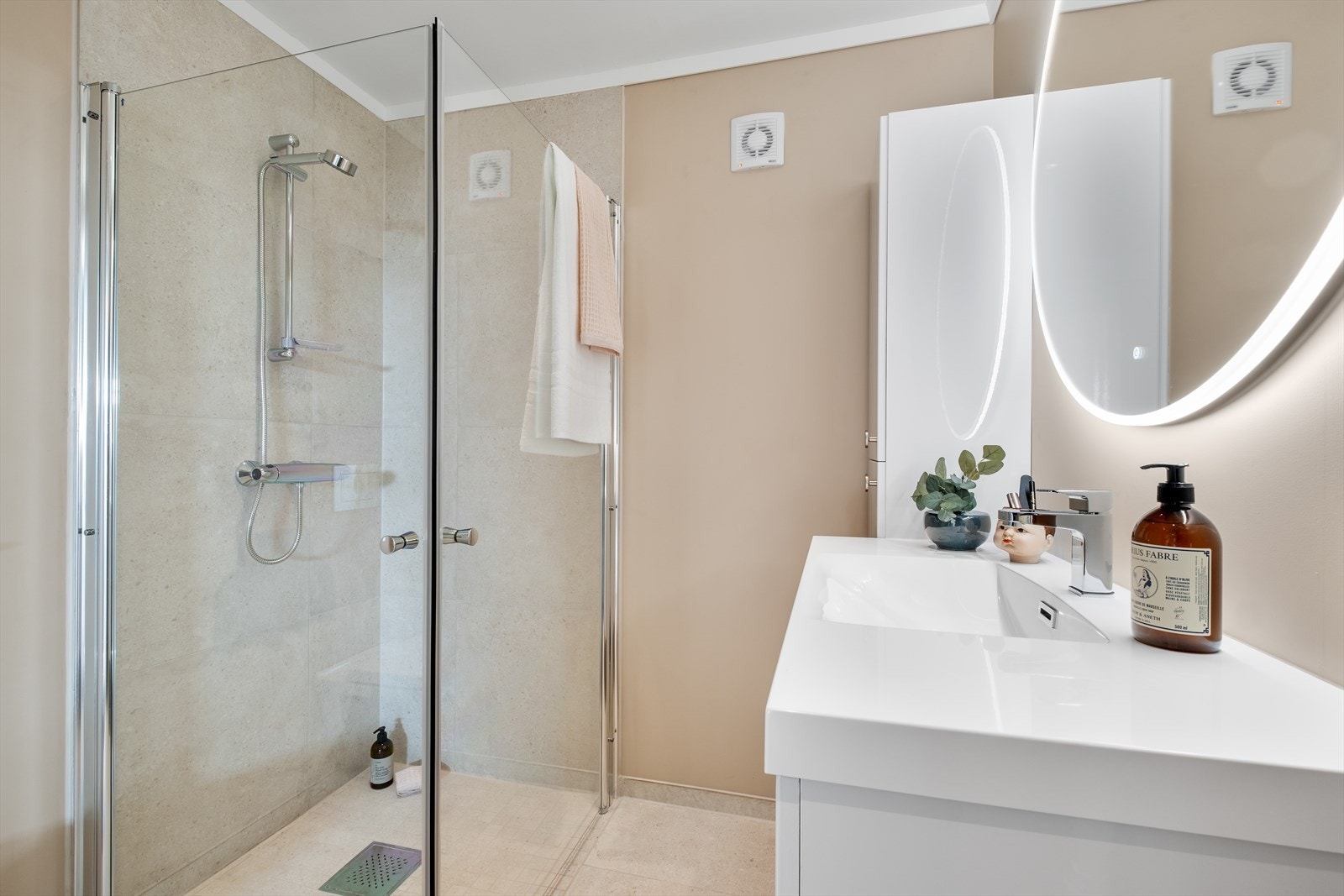 Lekkert bad/wc med dusjhjørne og lys baderomsinnredning. Galleribilde