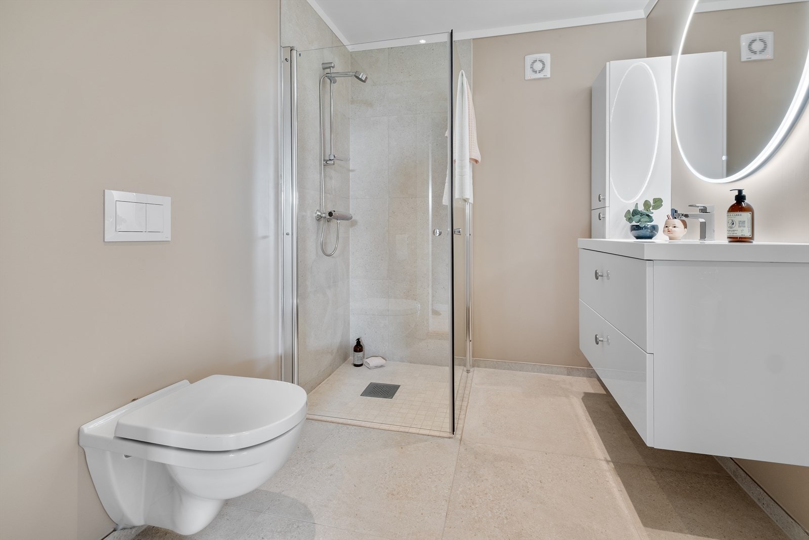 Lekkert bad/wc med dusjhjørne og lys baderomsinnredning. Galleribilde