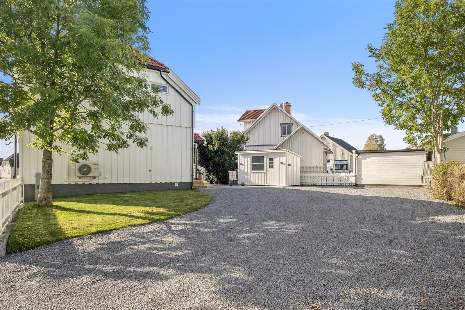 Stor gruset oppkjørsel. Det er godkjent for oppføring av dobbel garasje. Galleribilde