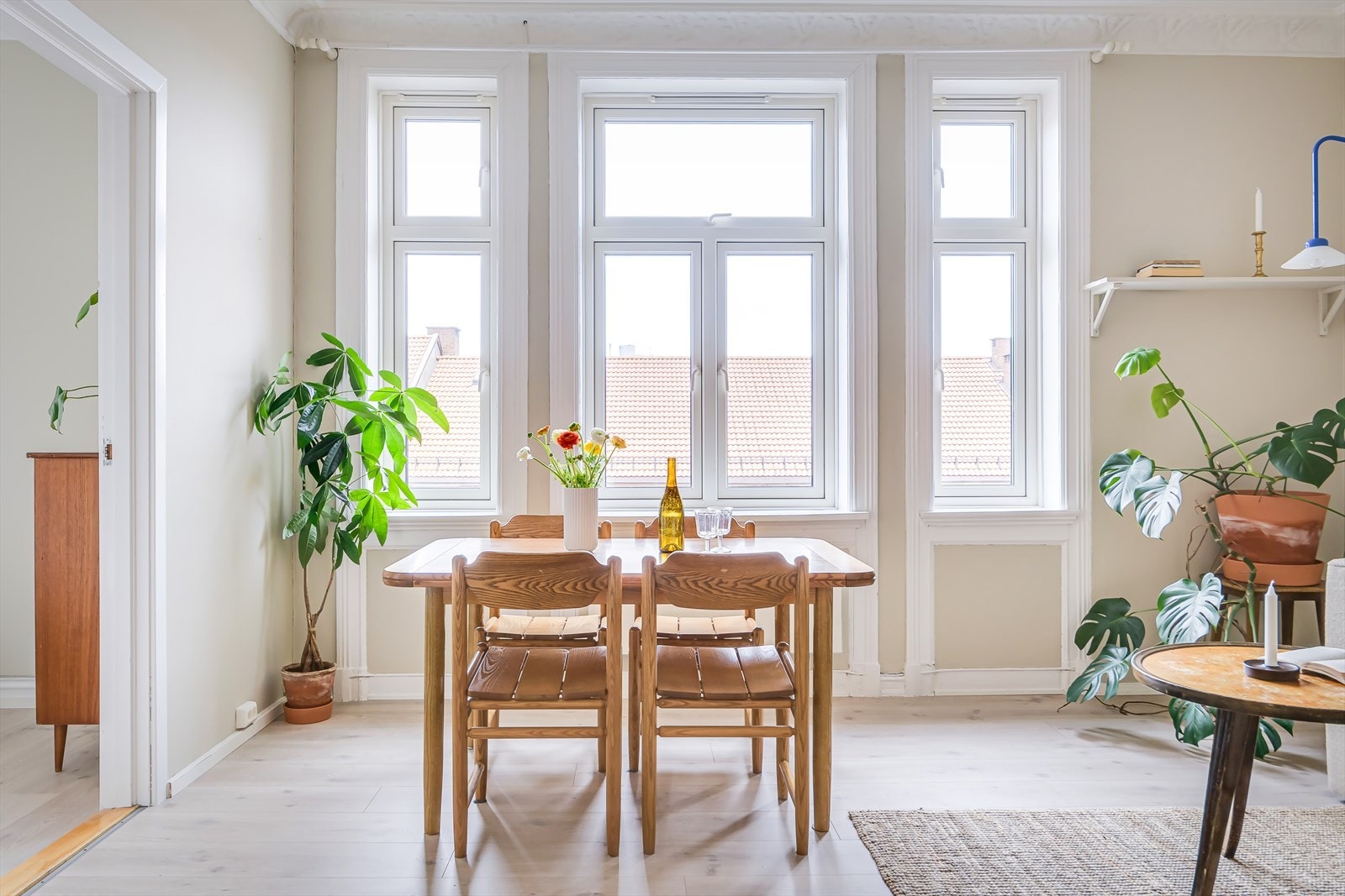 Leiligheten har store og flotte vindusflater som slipper inn godt med lys. Vinduene er fra 2015. Galleribilde