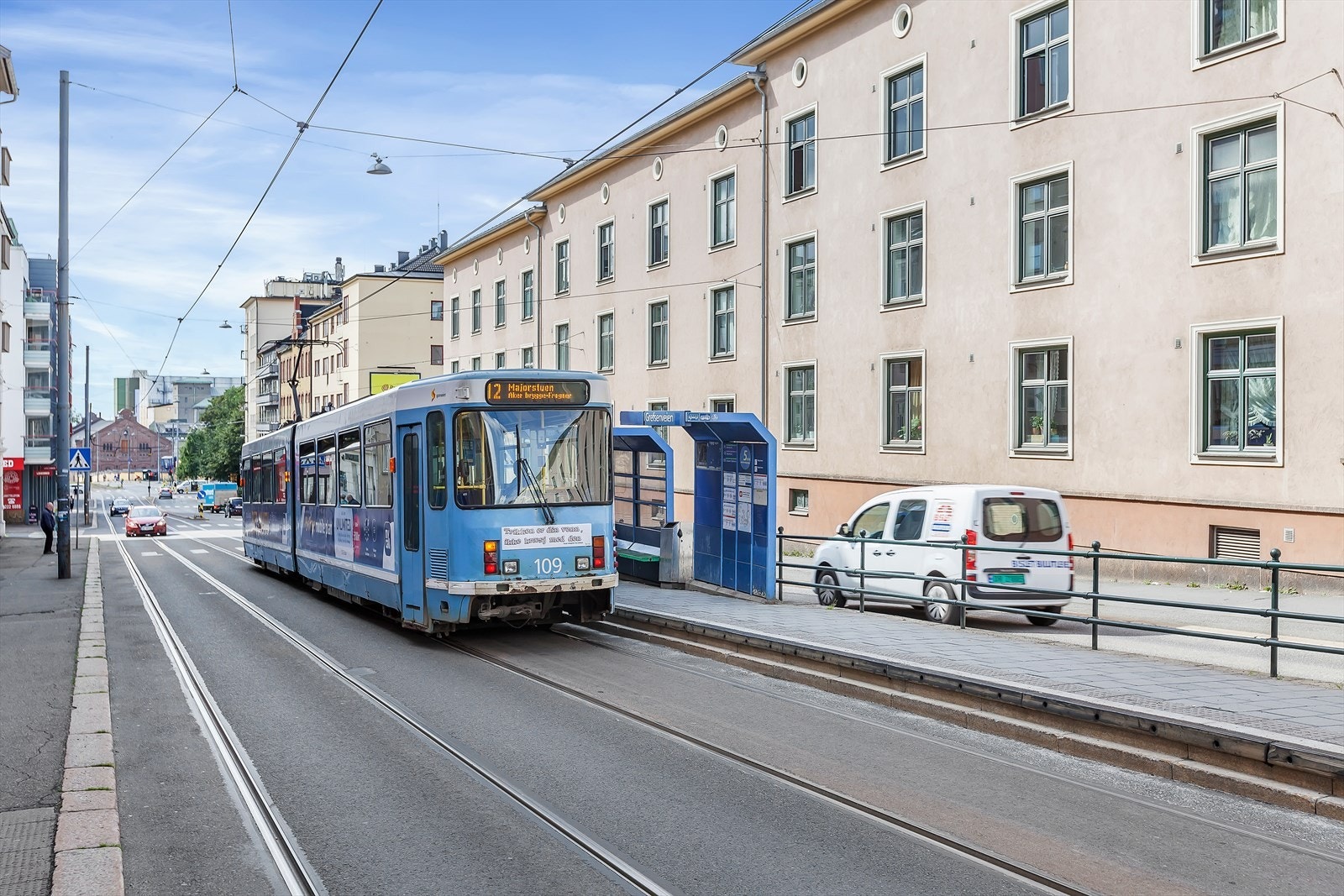 Trikk til sentrum eller mot Storo 2 minutter unna leiligheten. Galleribilde