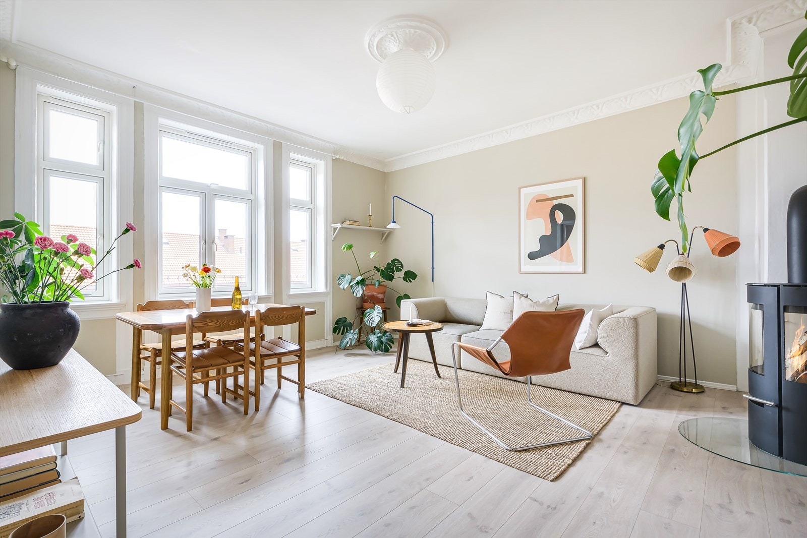 En gjennomgående leilighet med klassiske detaljer som stukkatur og rosett. Galleribilde