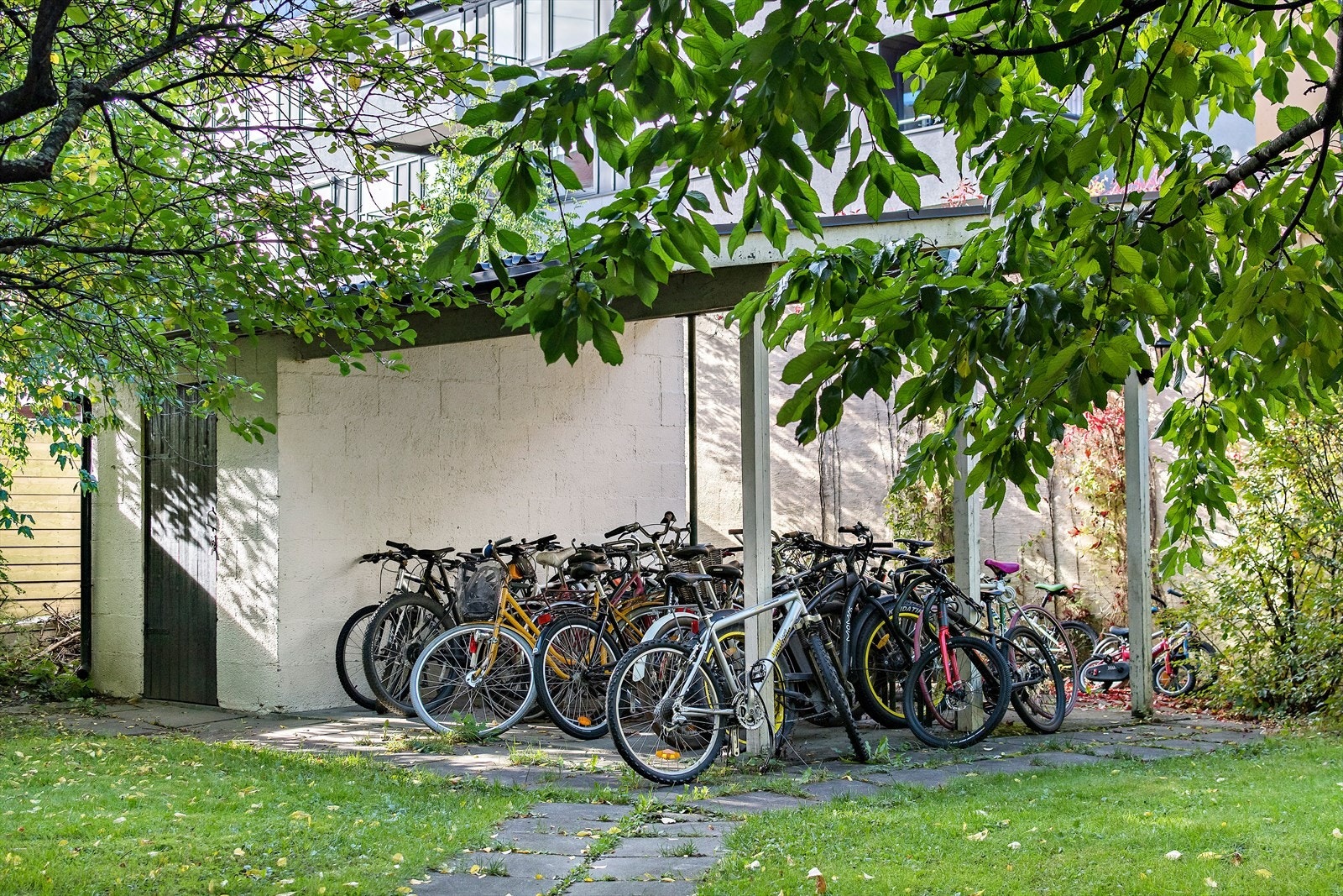 Sykkelparkering i bakgård. Galleribilde