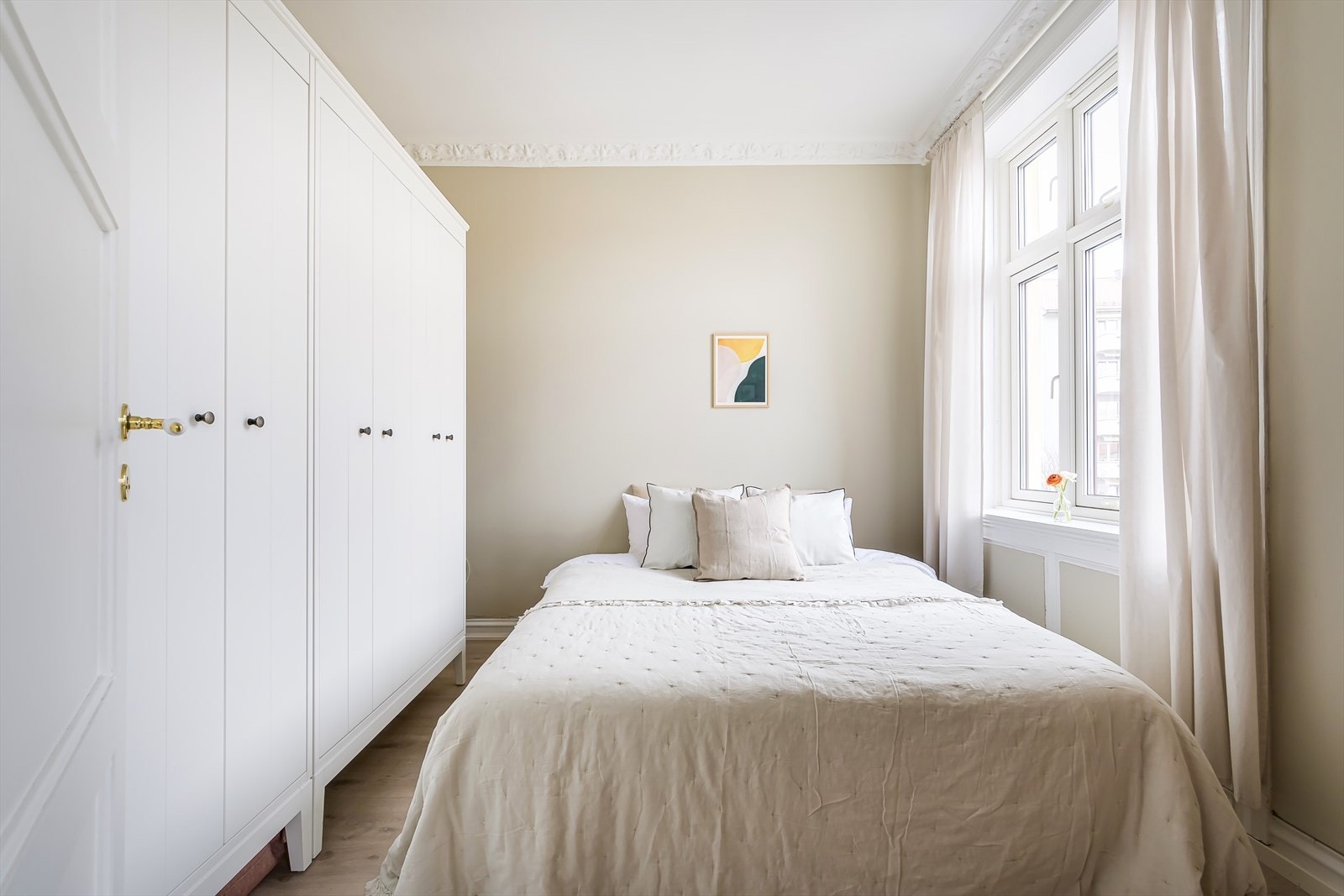 Soverommet har godt med oppbevaringsplass. Skapene på bildet er 60 cm dype. Galleribilde